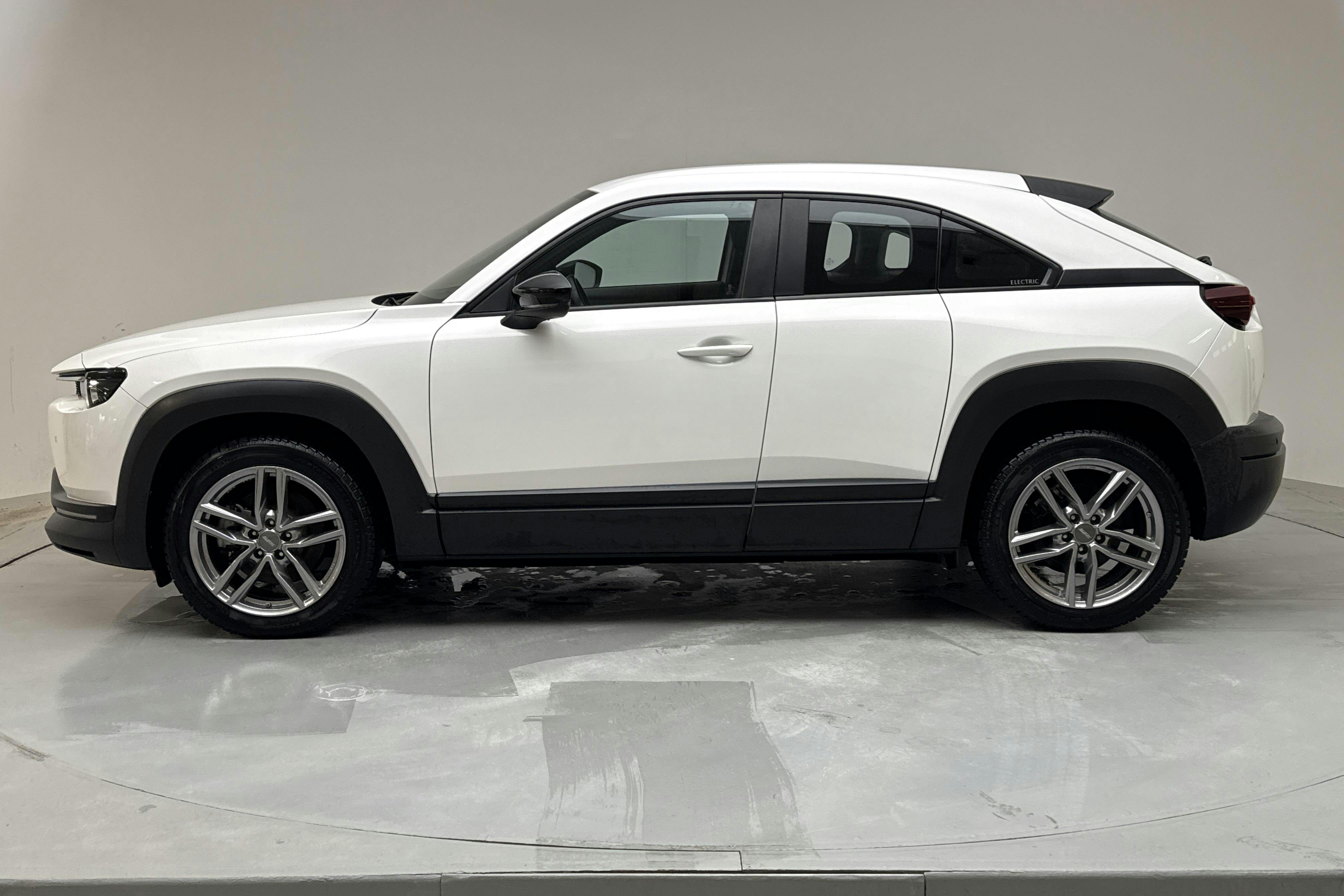 Presentation photo 2 of 16: Mazda MX-30 e-Skyactiv (145hk) - 69 180 km - Automatic - white - 2021