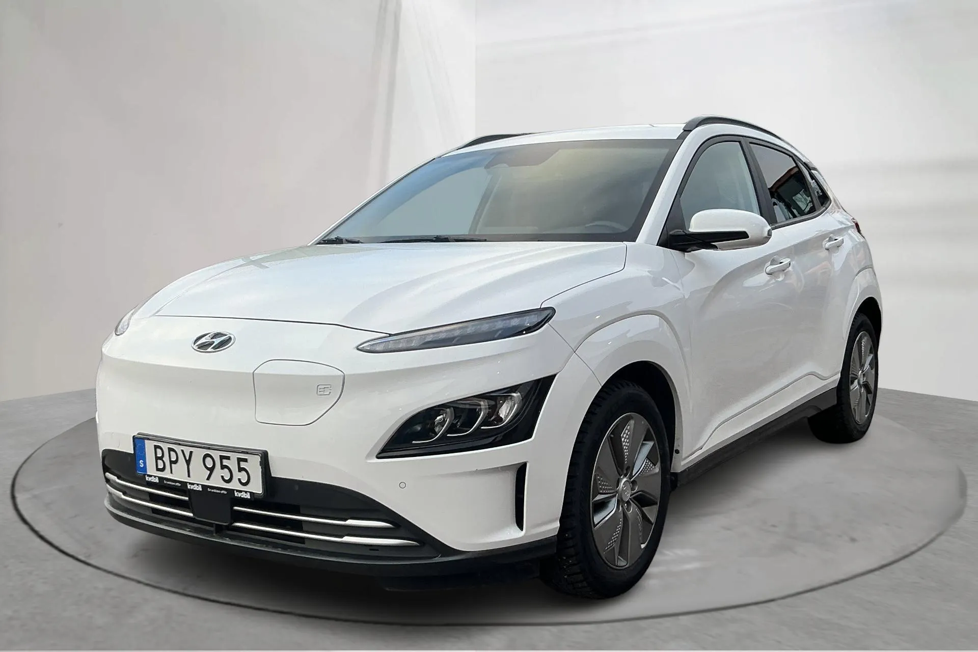 Presentationsfoto 1 av 16: Hyundai Kona Electric Standard Range 39kWh (136hk) - 7 589 mil - Automat - vit - 2021