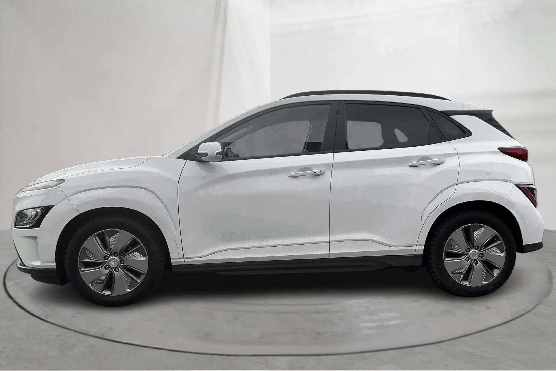 Presentationsfoto 2 av 16: Hyundai Kona Electric Standard Range 39kWh (136hk) - 7 589 mil - Automat - vit - 2021