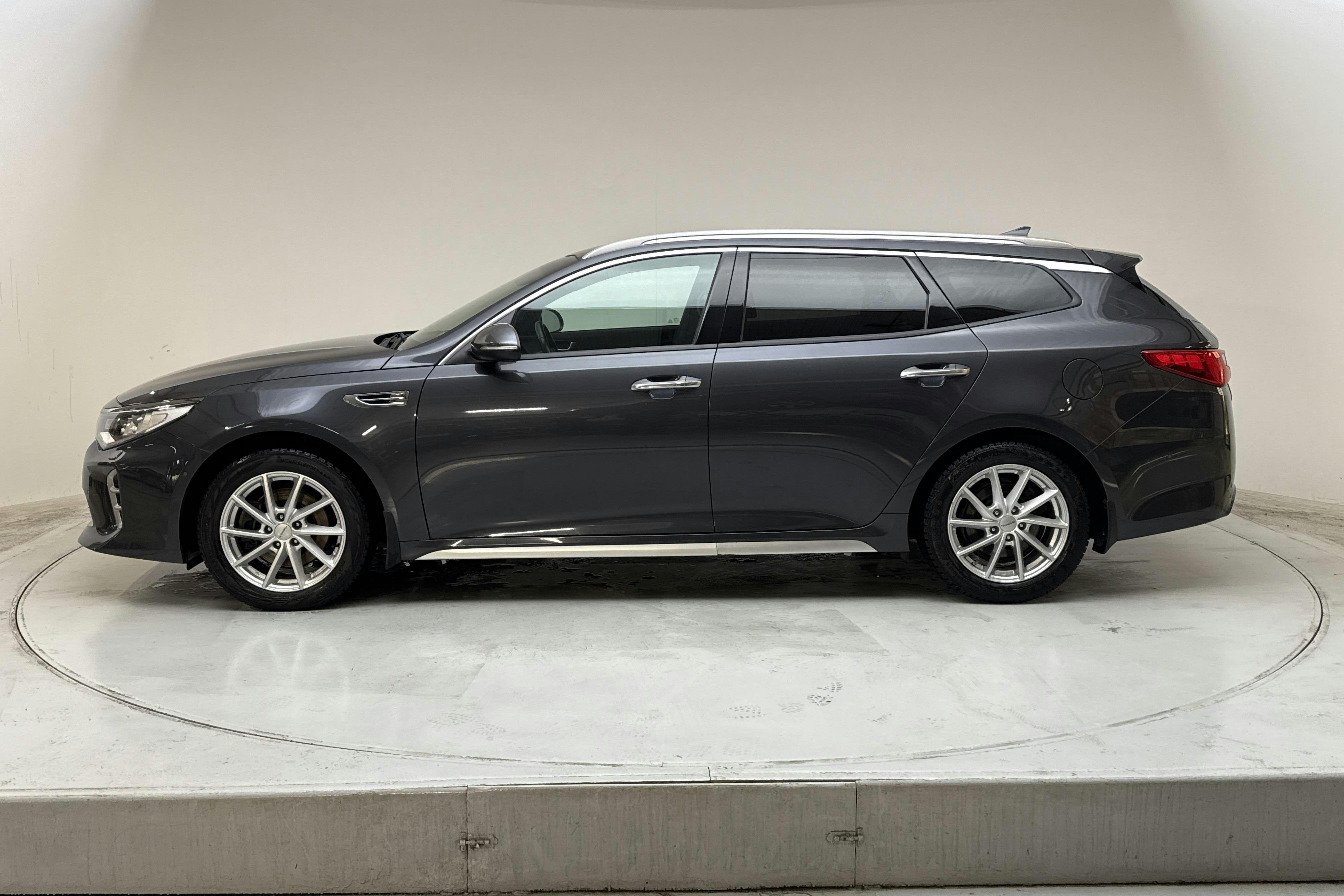 Presentationsfoto 2 av 16: KIA Optima 1.7 CRDi SW (141hk) - 6 222 mil - Automat - grå - 2017