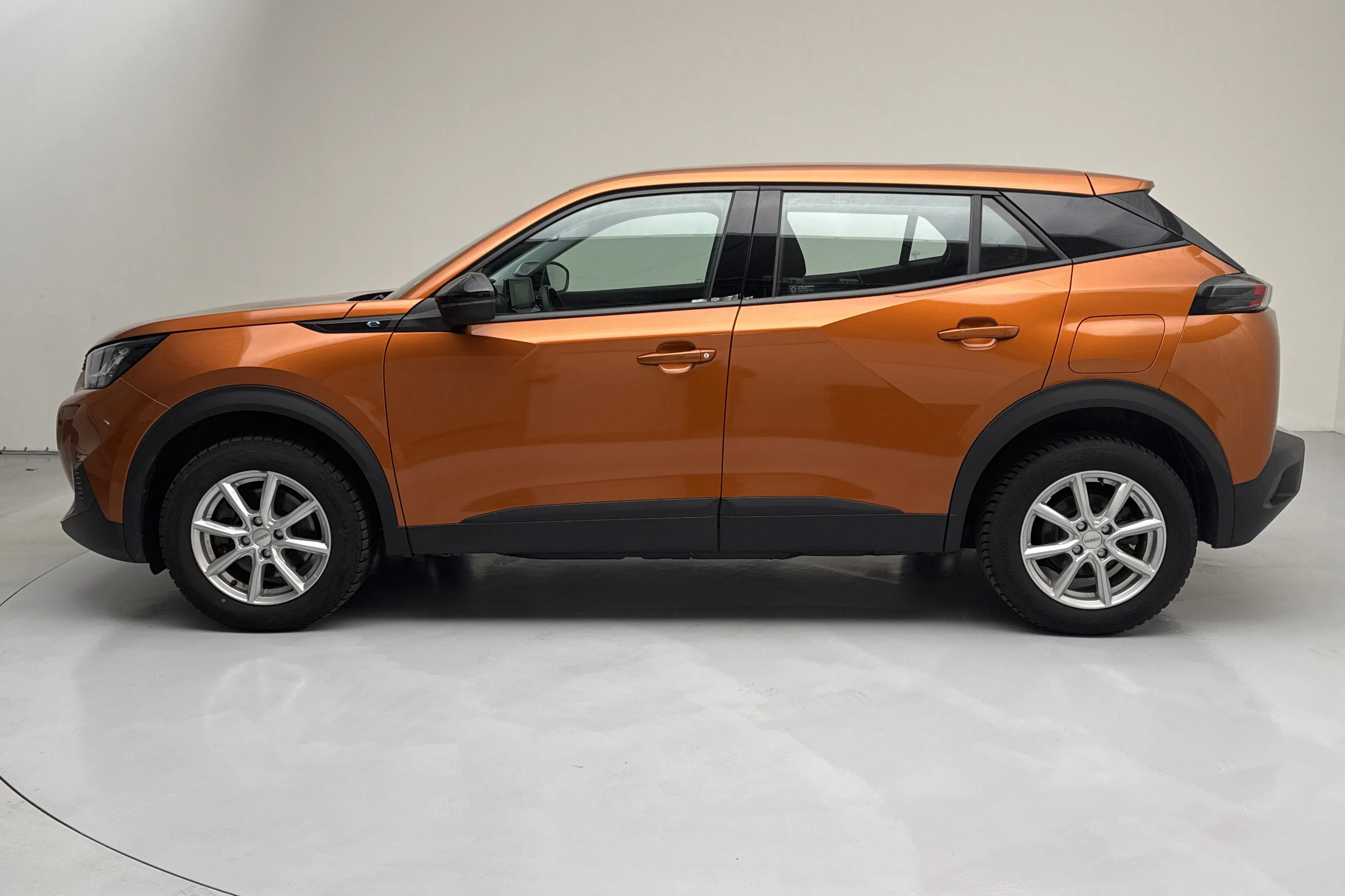 Presentationsfoto 2 av 14: Peugeot e-2008 50kWh (136hk) - 2 795 mil - Automat - orange - 2022