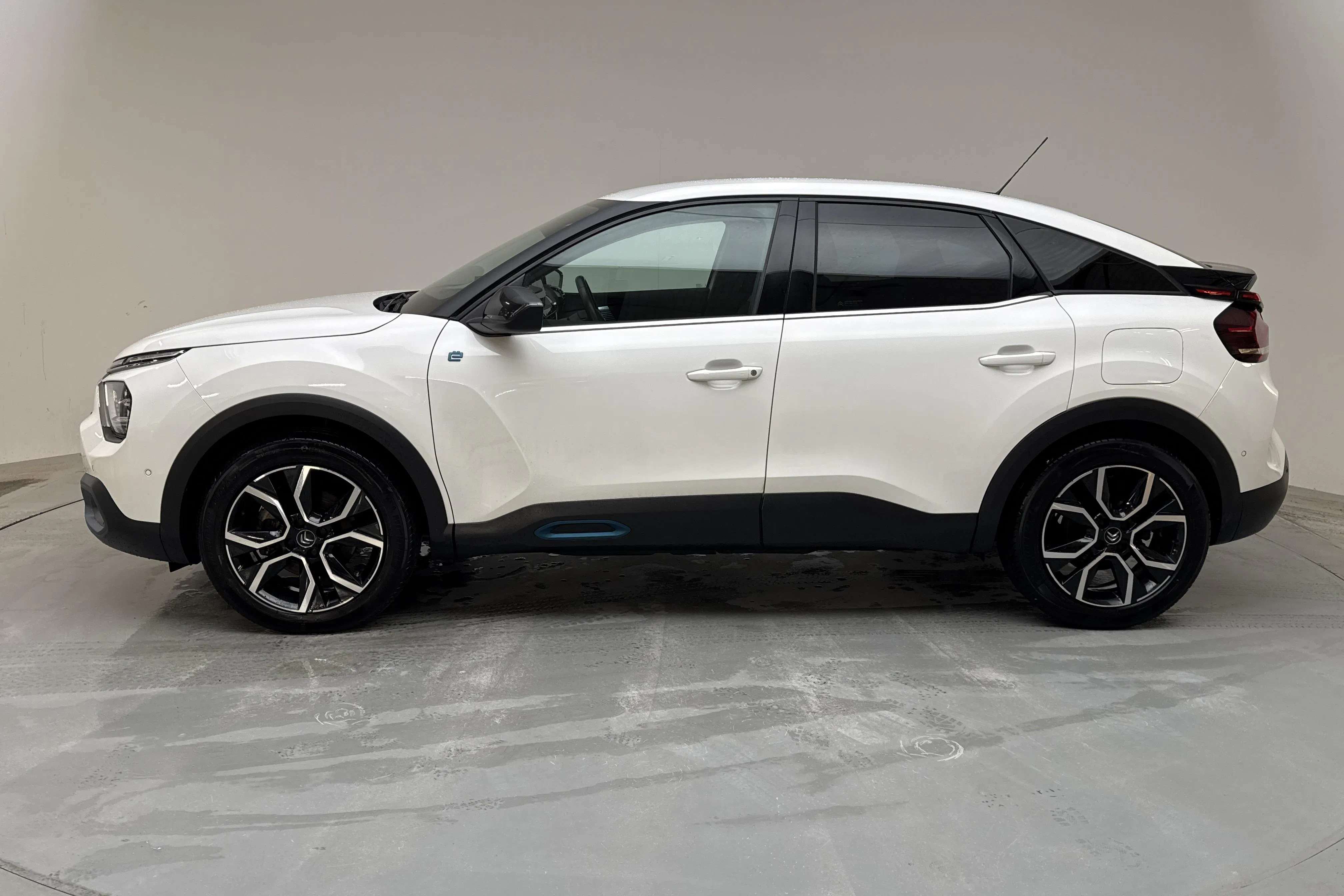 Presentationsfoto 2 av 14: Citroën e-C4 50kWh (136hk) - 9 580 mil - Automat - vit - 2022