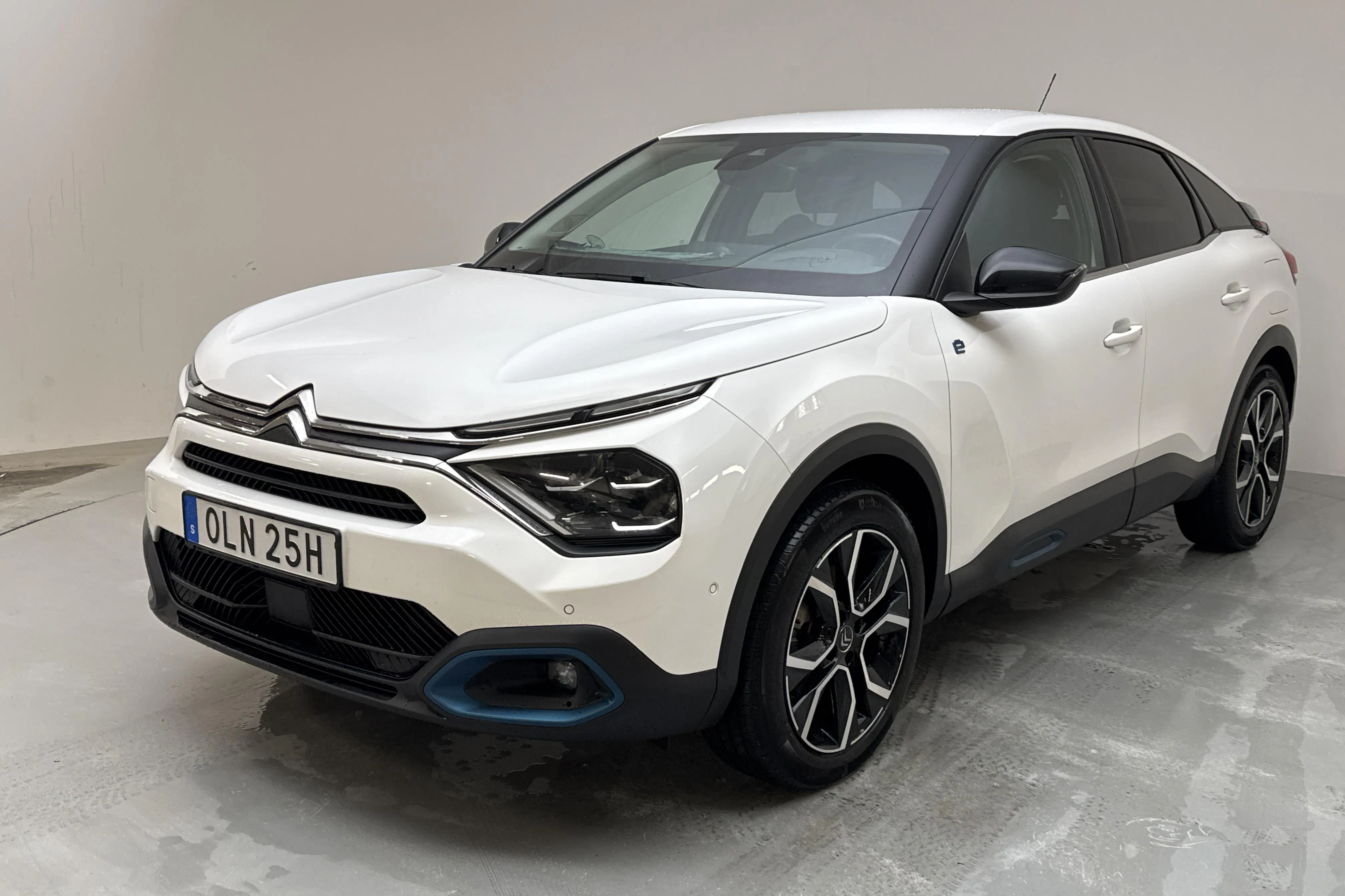 Presentationsfoto 1 av 14: Citroën e-C4 50kWh (136hk) - 9 580 mil - Automat - vit - 2022