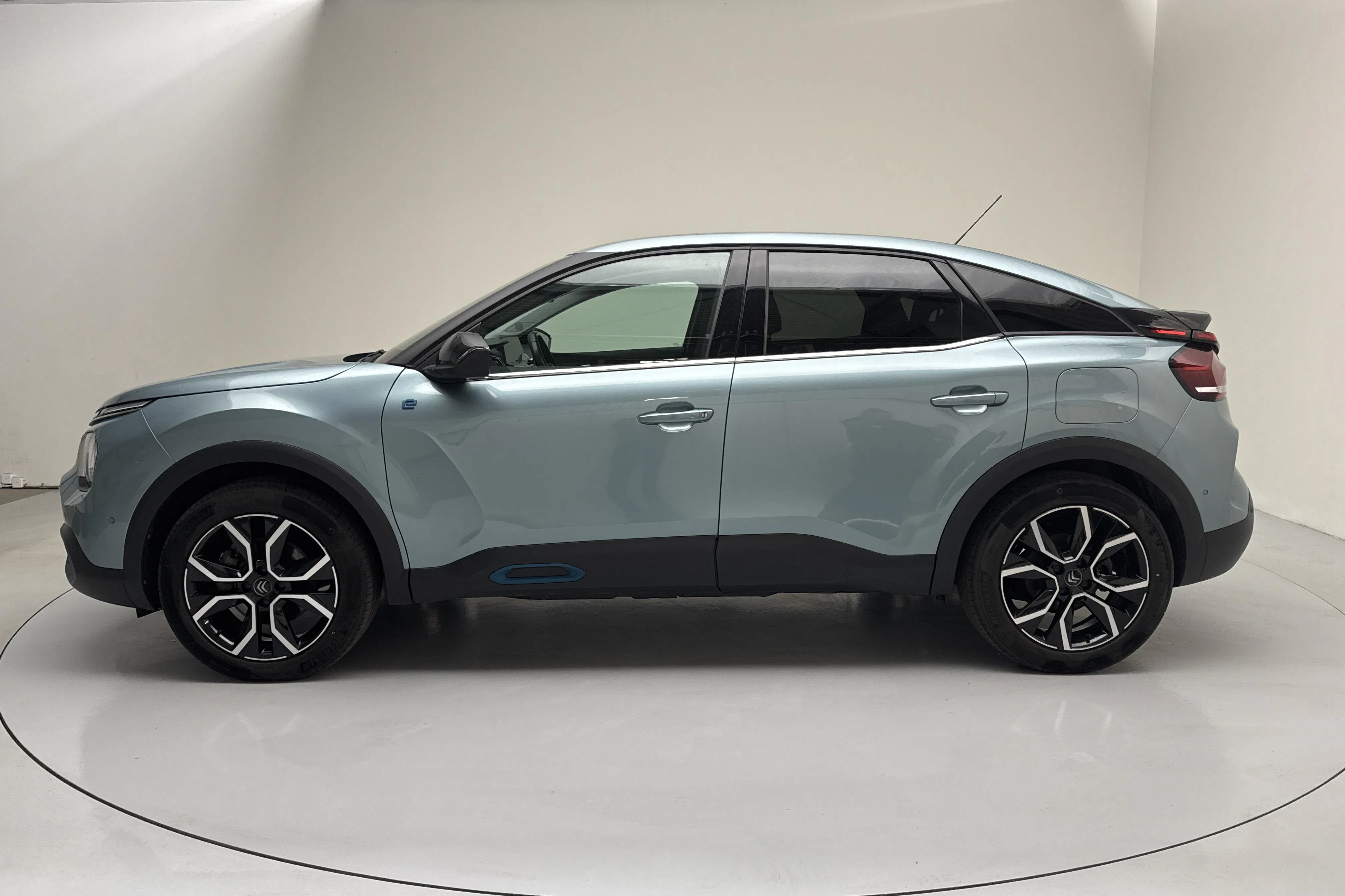 Presentationsfoto 2 av 17: Citroën e-C4 50kWh (136hk) - 6 493 mil - Automat - blå - 2022