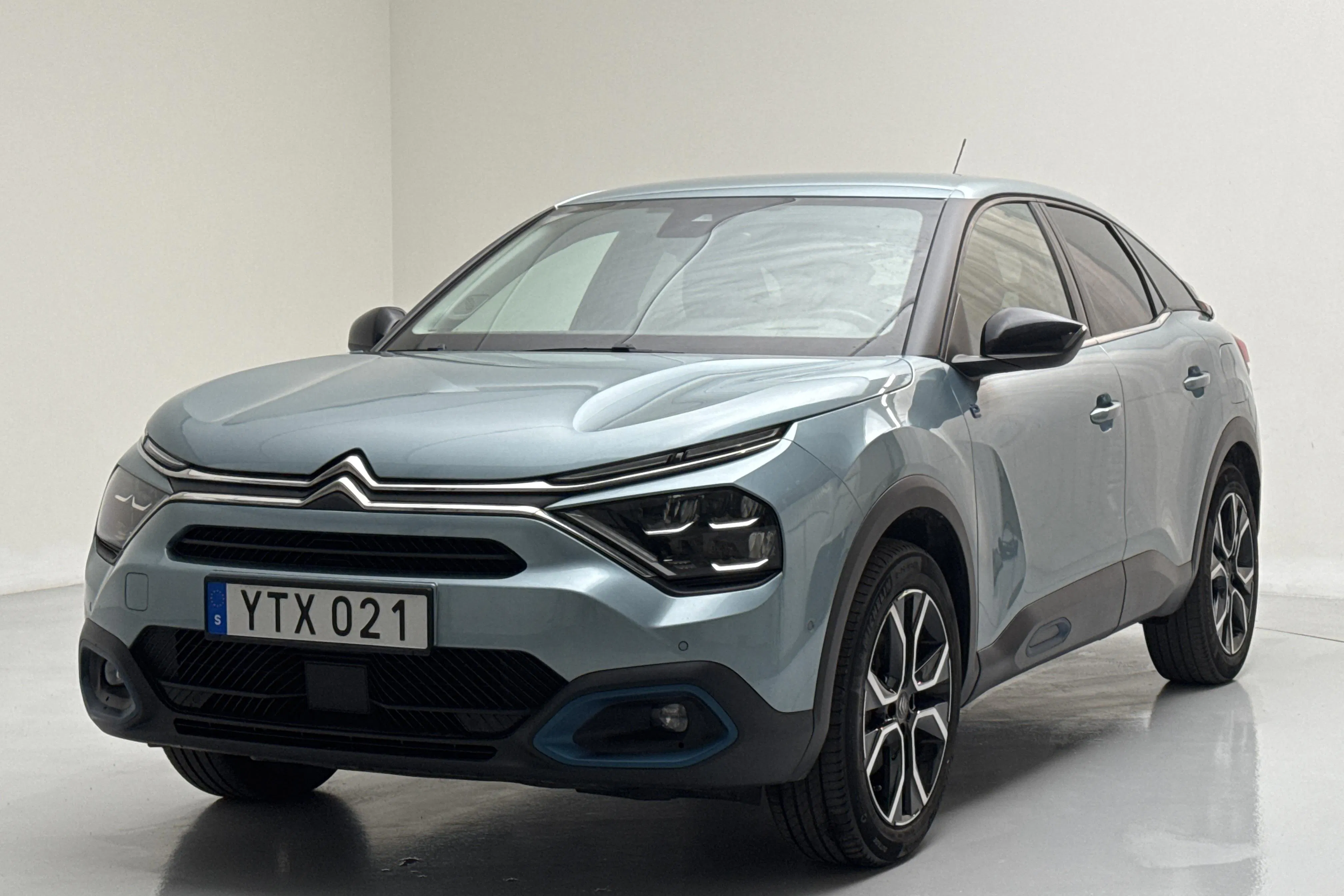 Presentationsfoto 1 av 17: Citroën e-C4 50kWh (136hk) - 6 493 mil - Automat - blå - 2022