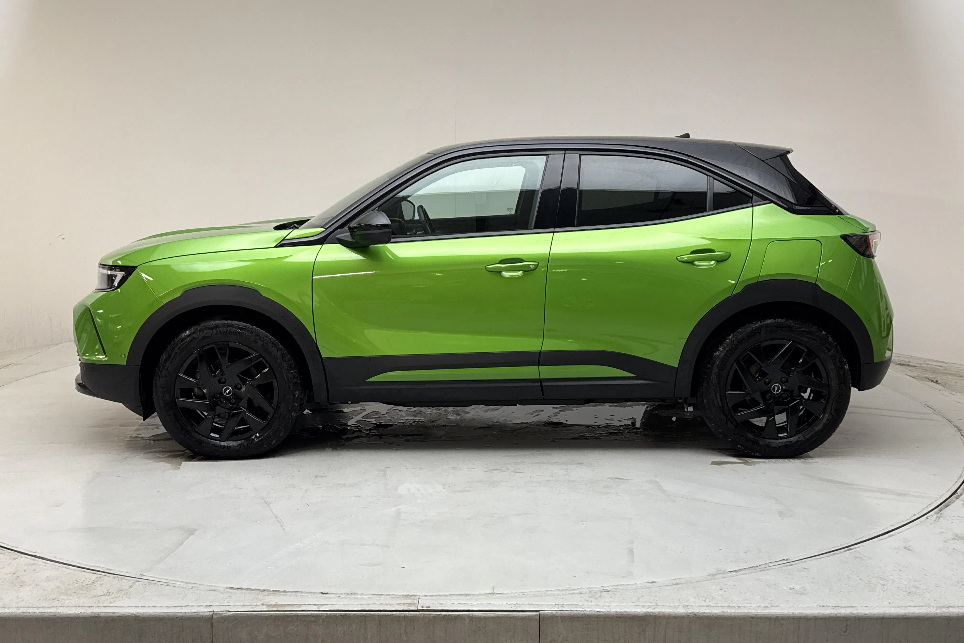 Presentationsfoto 2 av 13: Opel Mokka-e (136hk) - 8 388 mil - Automat - grön - 2022