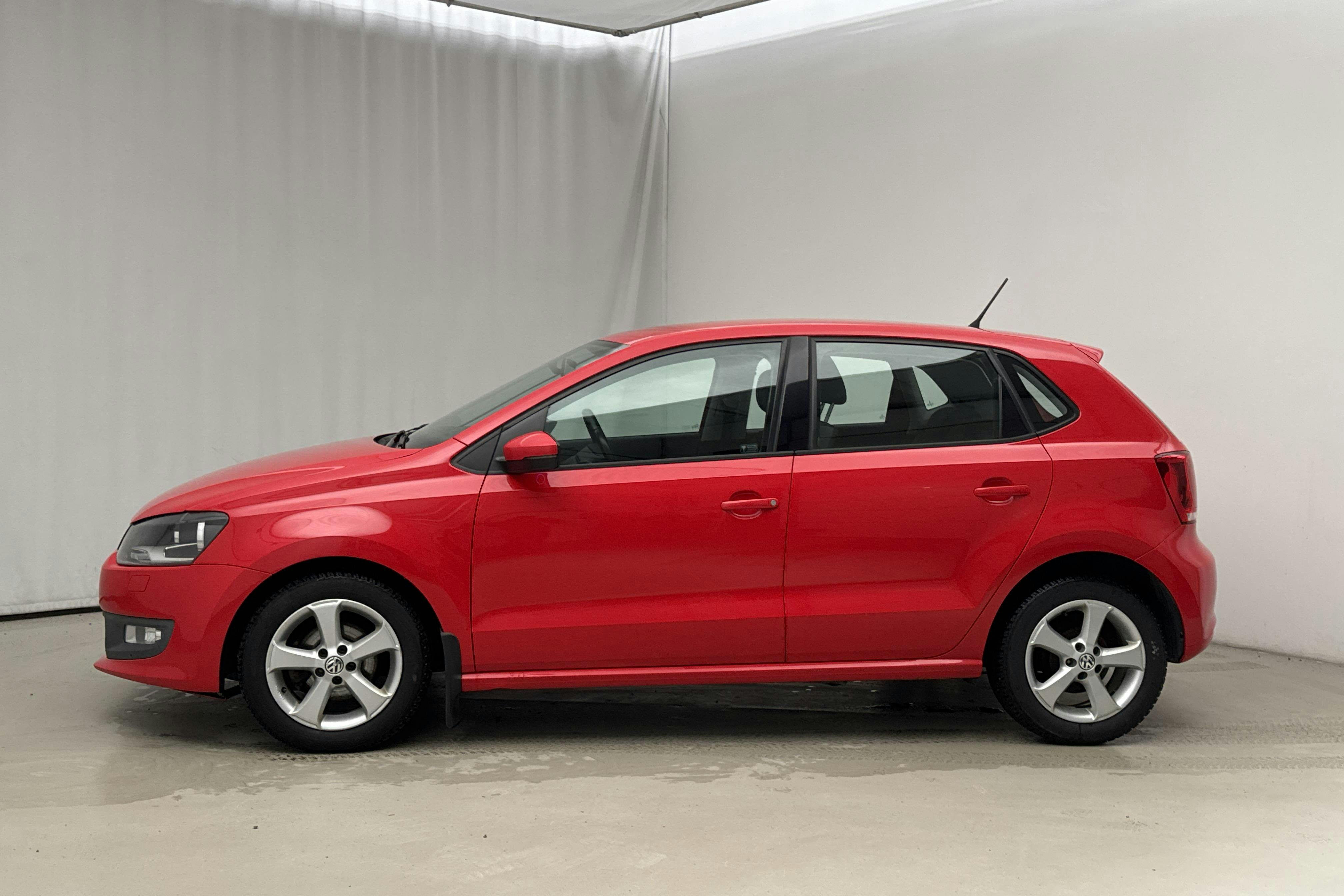 Presentationsfoto 2 av 12: VW Polo 1.4 5dr (85hk) - 13 810 mil - Manuell - röd - 2011