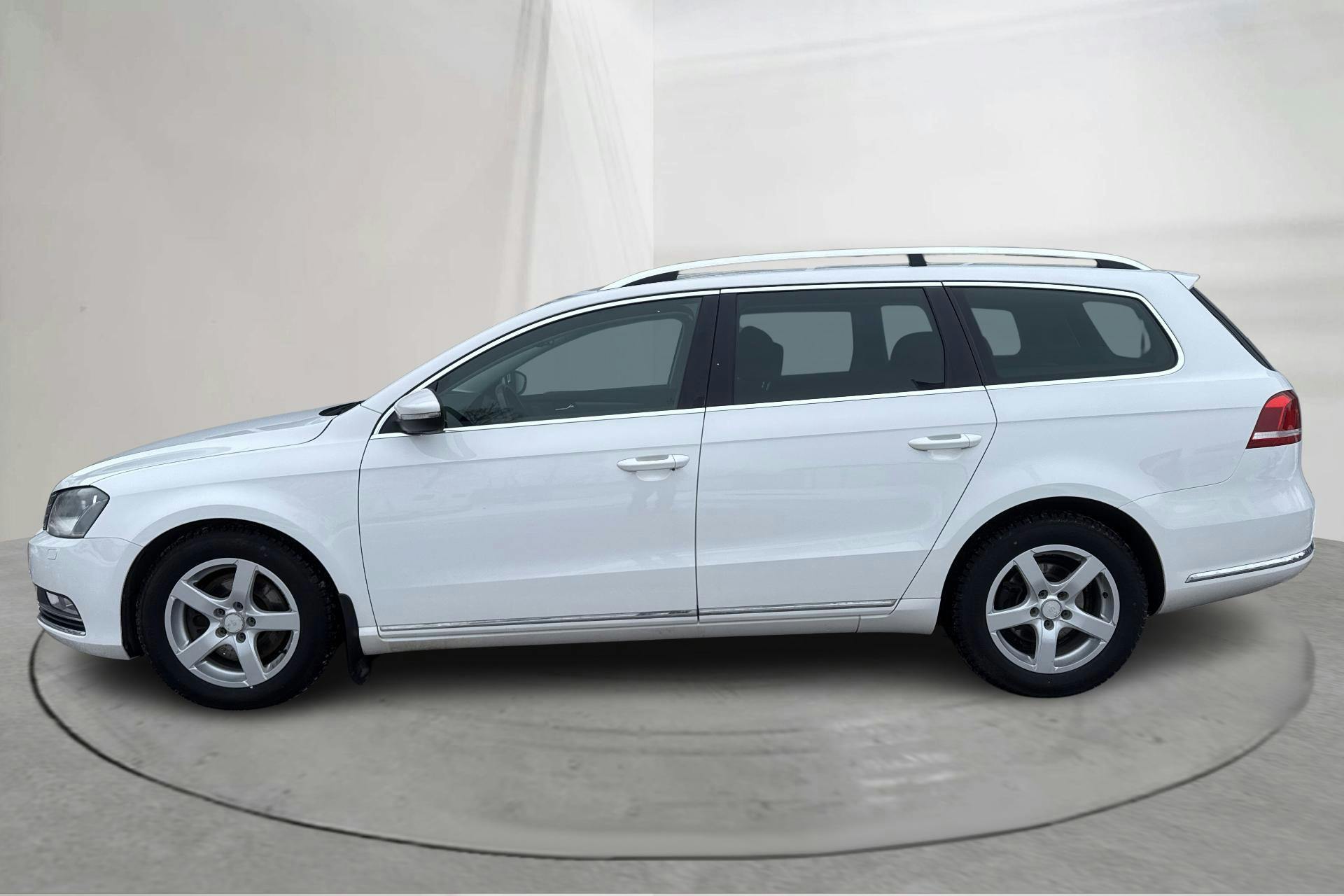 Presentationsfoto 2 av 15: VW Passat 2.0 TDI BlueMotion Technology Variant (170hk) - 18 822 mil - Automat - vit - 2012