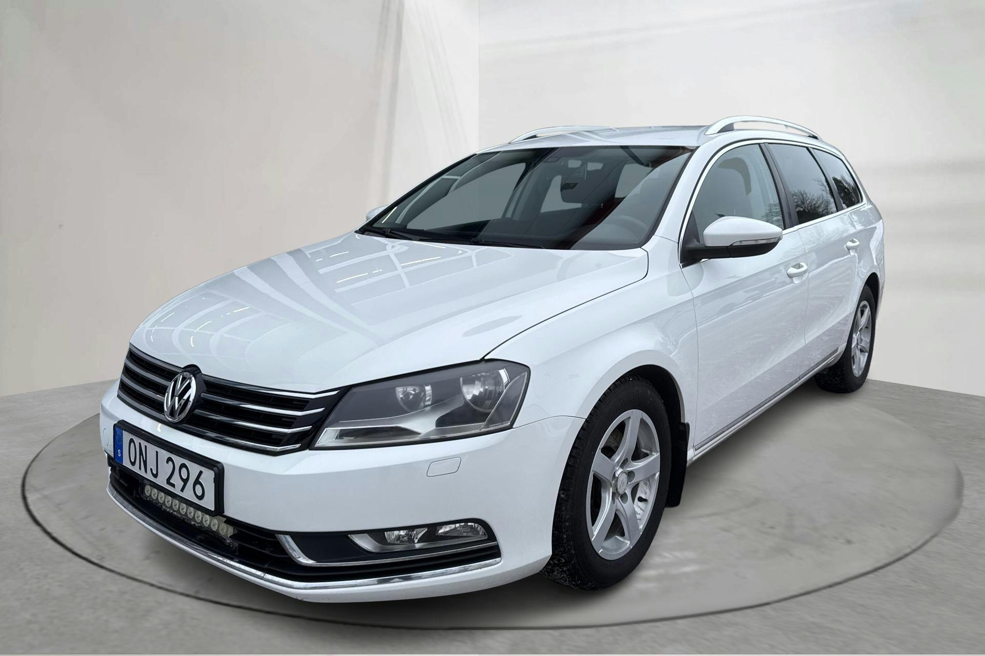 Presentationsfoto 1 av 15: VW Passat 2.0 TDI BlueMotion Technology Variant (170hk) - 18 822 mil - Automat - vit - 2012