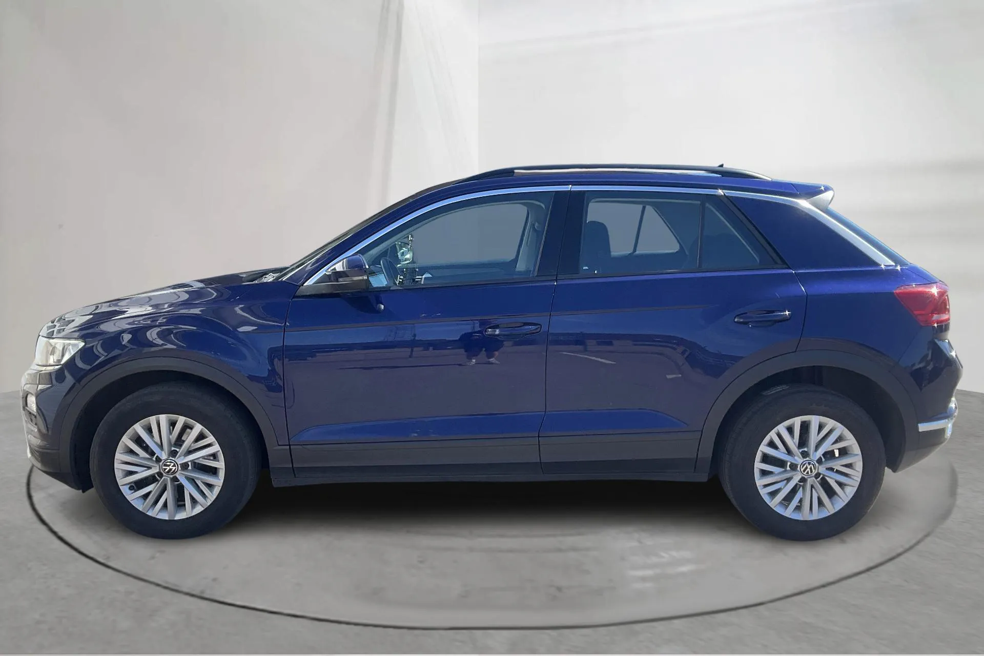 Presentationsfoto 2 av 14: VW T-Roc 2.0 TDI 4MOTION (150hk) - 13 084 mil - Automat - Dark Blue - 2021
