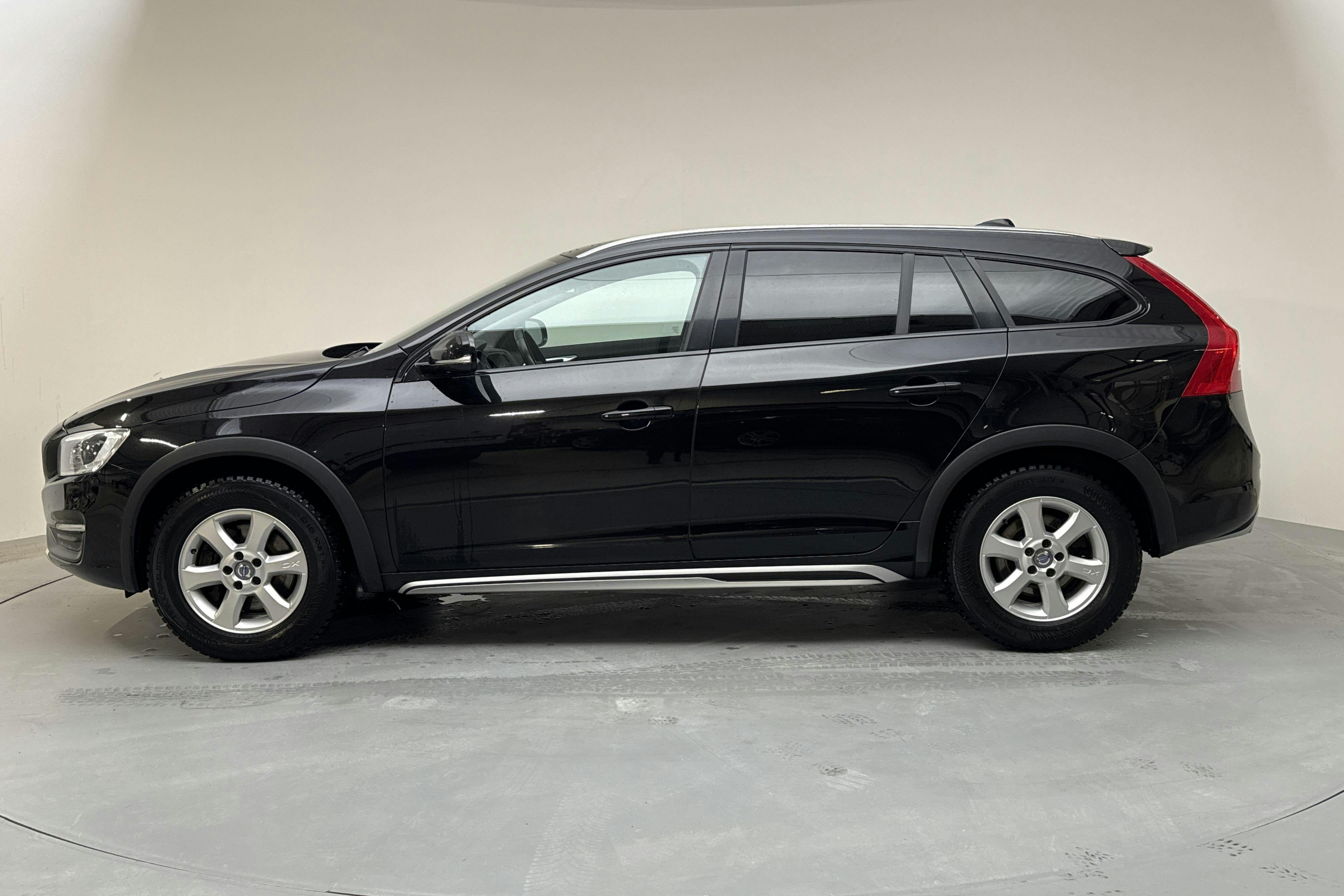 Presentation photo 2 of 15: Volvo V60 D4 Cross Country (190hk) - 154 700 km - Manual - black - 2016