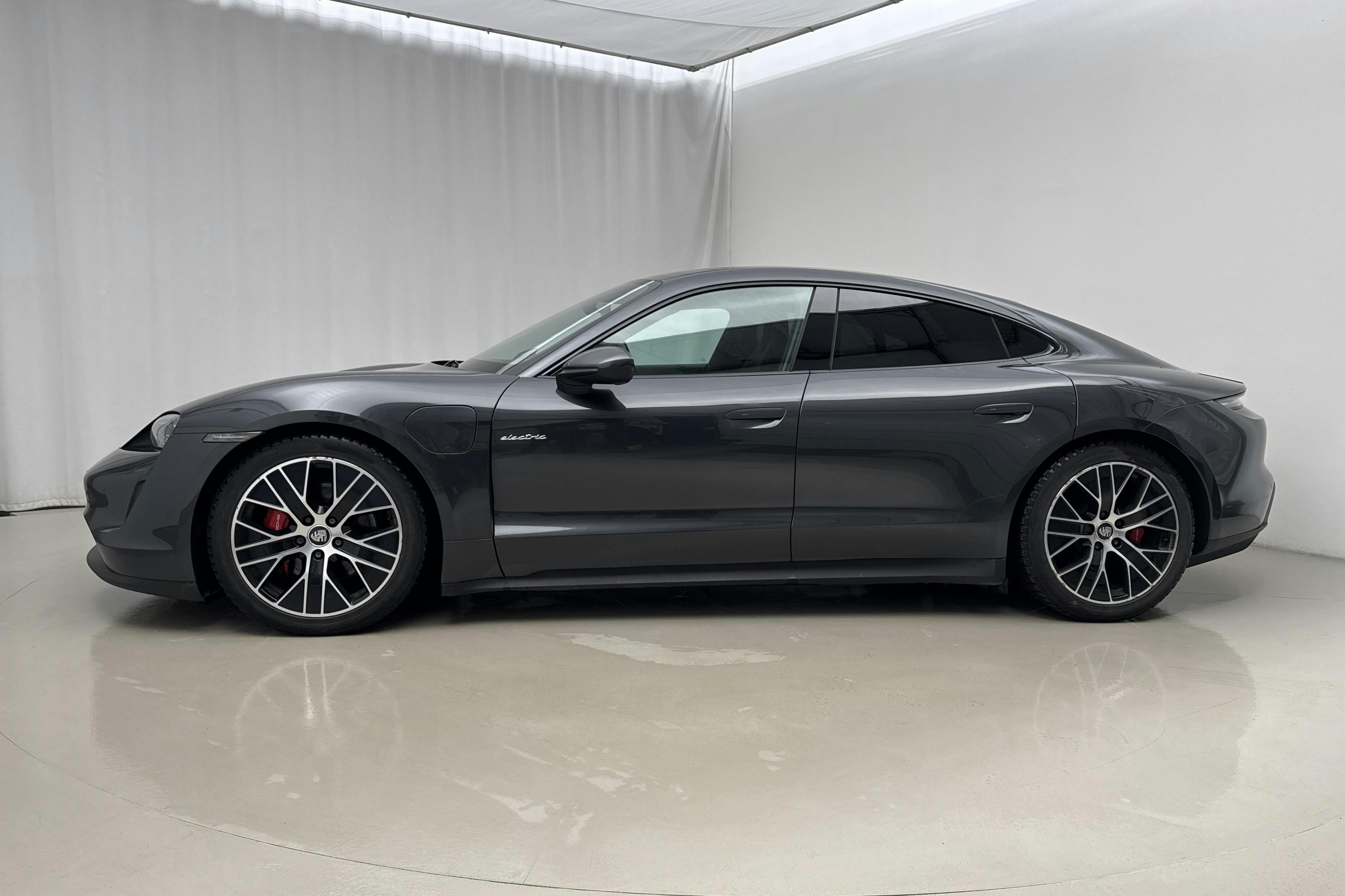 Presentationsfoto 2 av 29: Porsche Taycan 4S (530hk) - 10 738 mil - Automat - Dark Grey - 2020