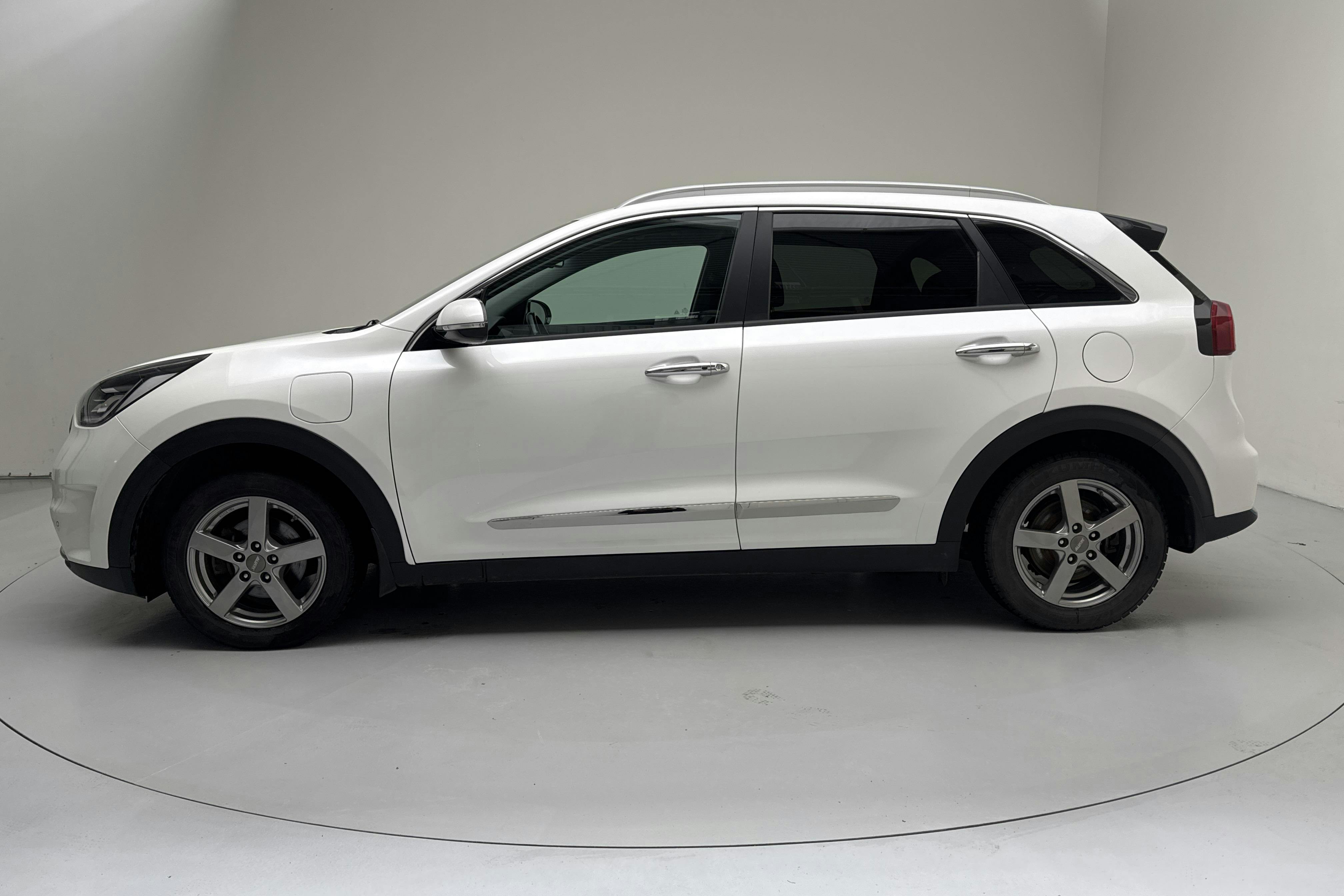 Presentationsfoto 2 av 17: KIA Niro Plug-in Hybrid 1.6 (141hk) - 11 012 mil - Automat - vit - 2018