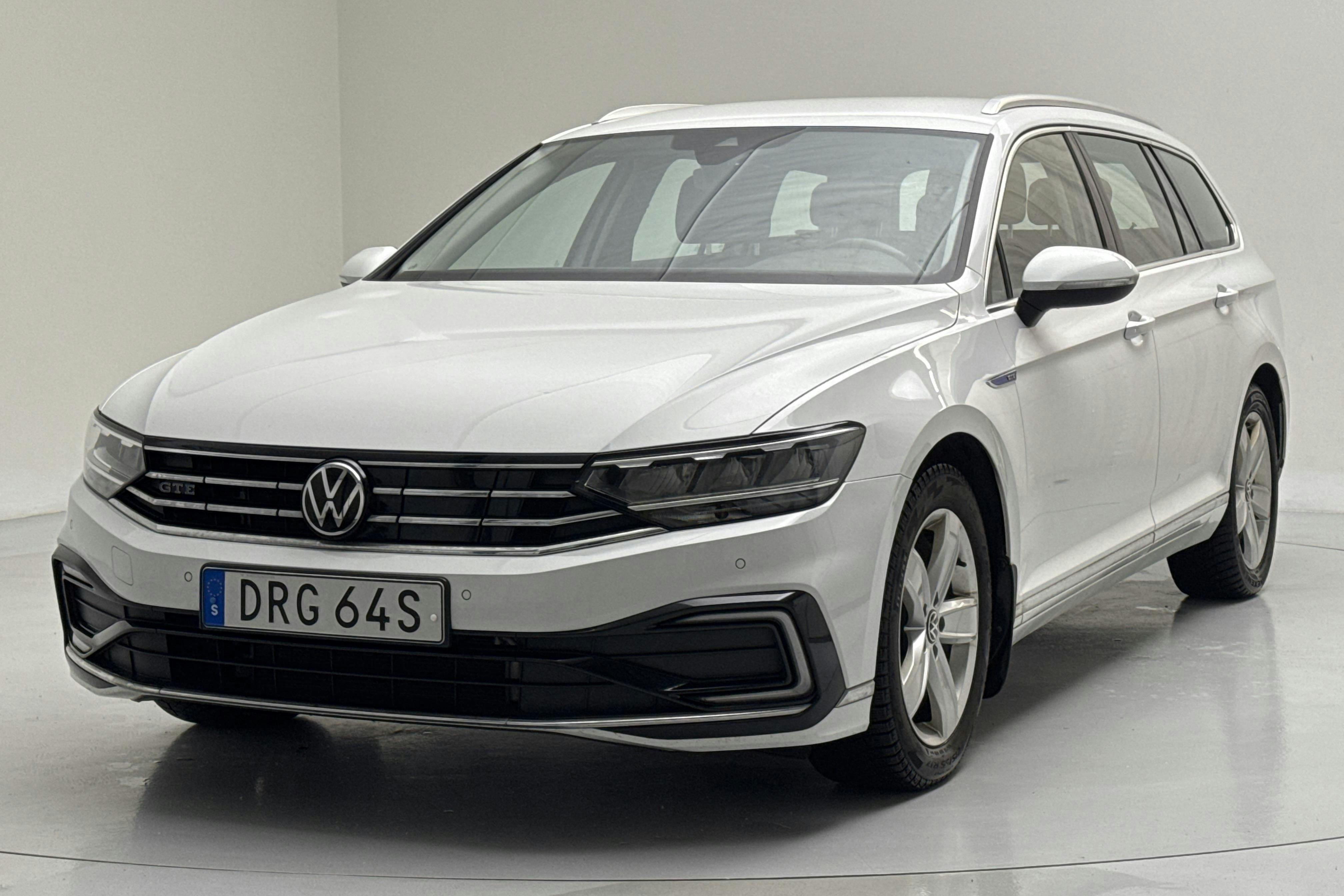 Presentationsfoto 1 av 17: VW Passat 1.4 GTE Sportscombi (218hk) - 12 529 mil - Automat - vit - 2021