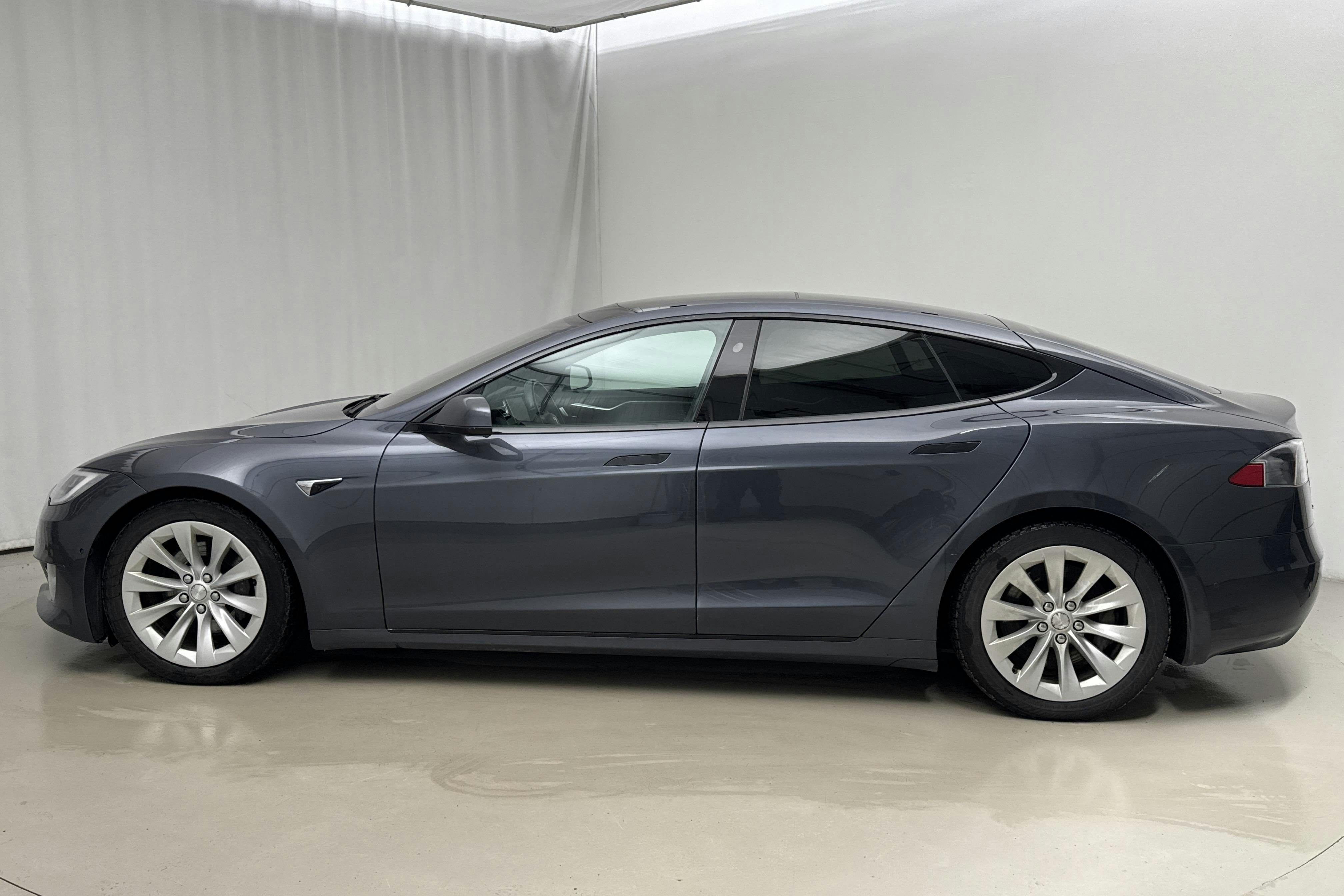Presentation photo 2 of 19: Tesla Model S 90D - 260 170 km - Automatic - gray - 2016