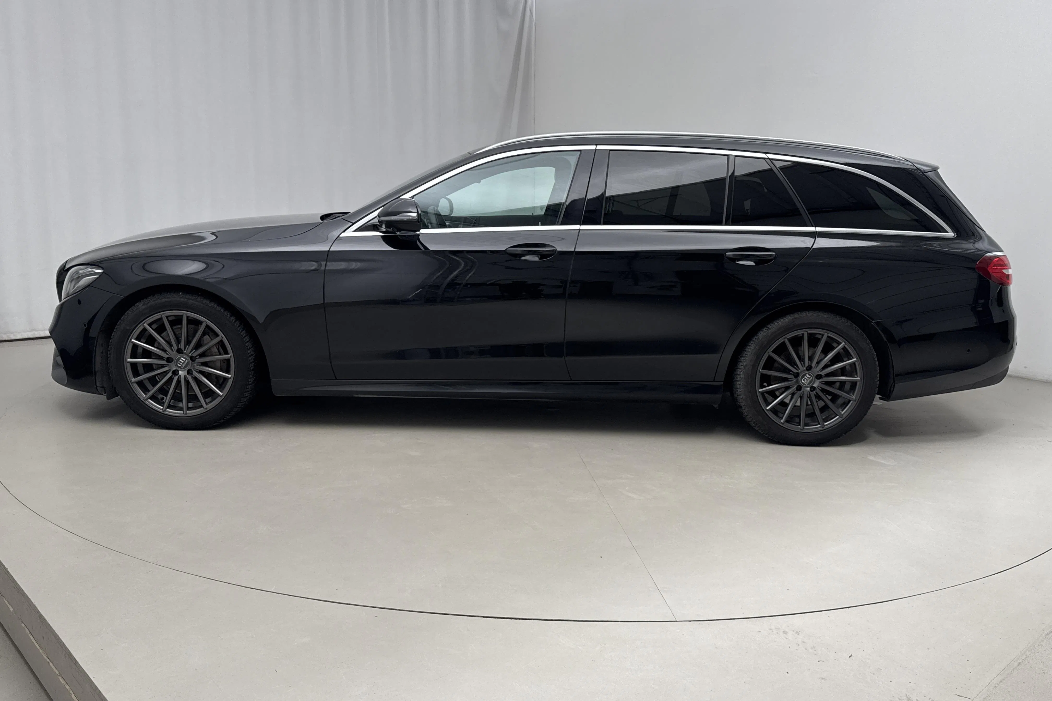 Presentation photo 2 of 18: Mercedes E 220 d 4MATIC Kombi S213 (194hk) - 279 780 km - Automatic - black - 2018