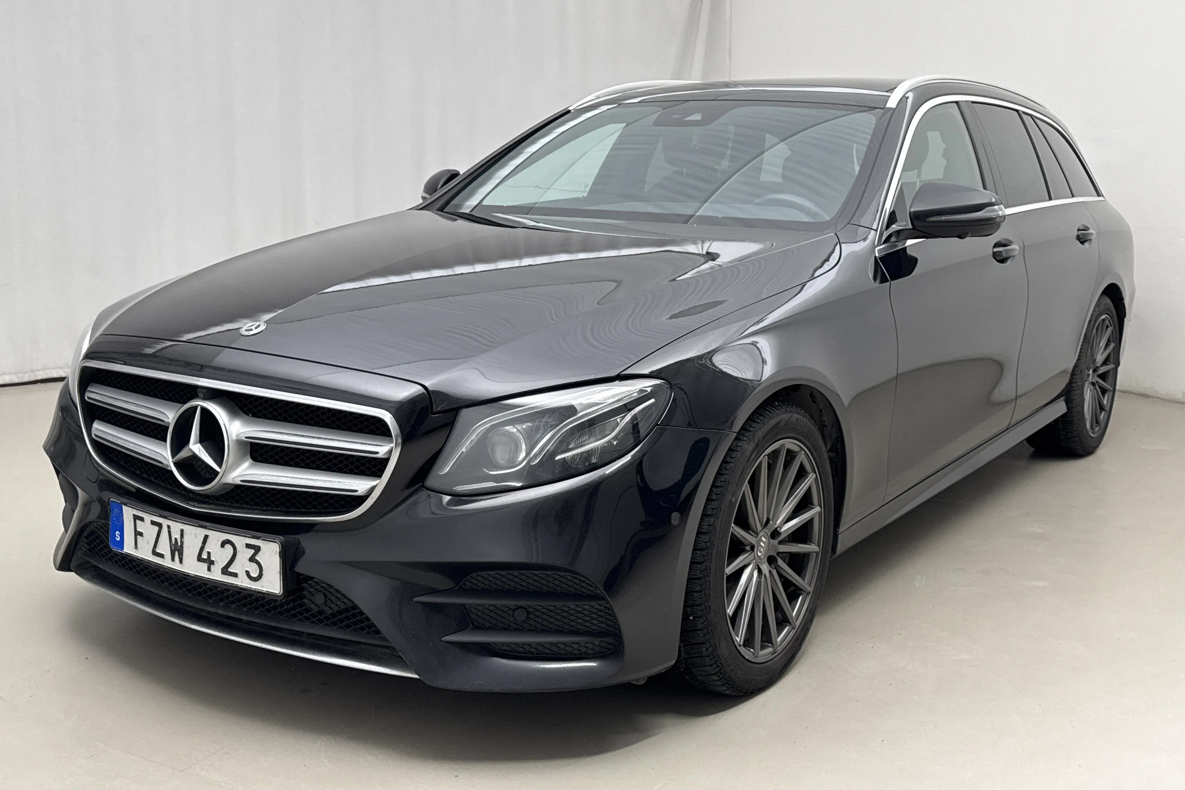 Presentation photo 1 of 18: Mercedes E 220 d 4MATIC Kombi S213 (194hk) - 279 780 km - Automatic - black - 2018