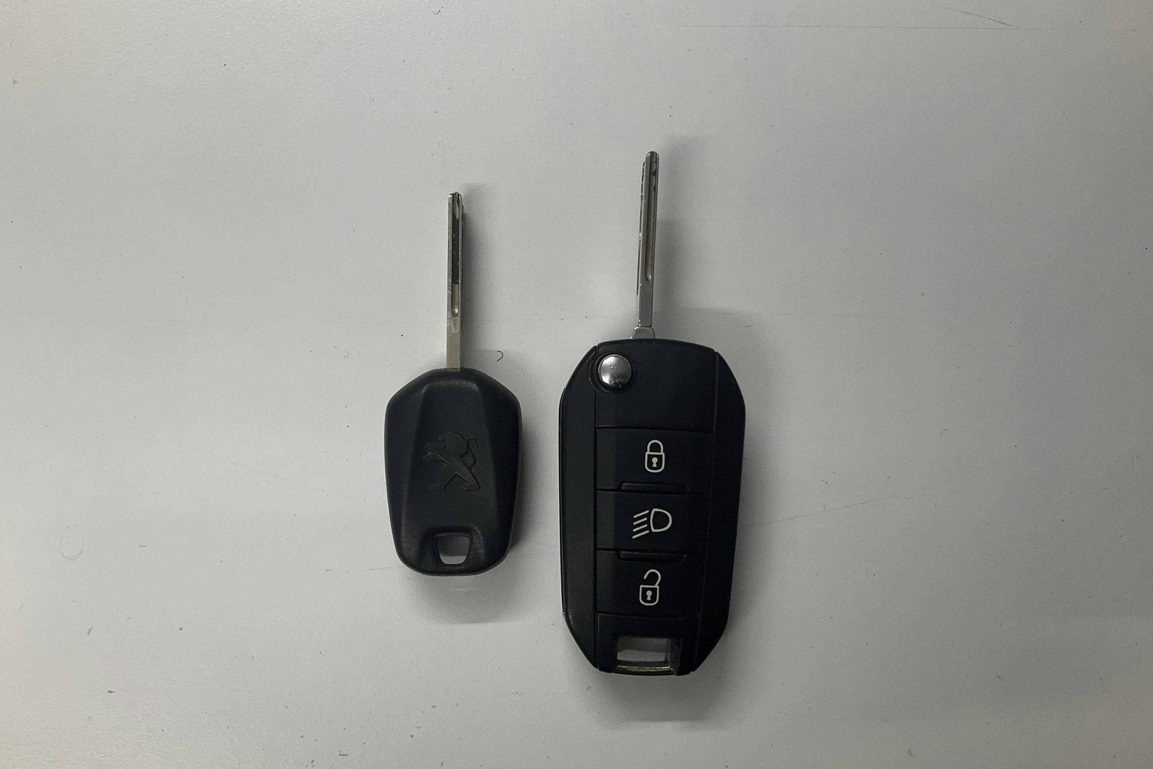 Presentation photo 14 of 14: Peugeot 2008 1.2 PureTech (110hk) - 84 470 km - Automatic - gray - 2016