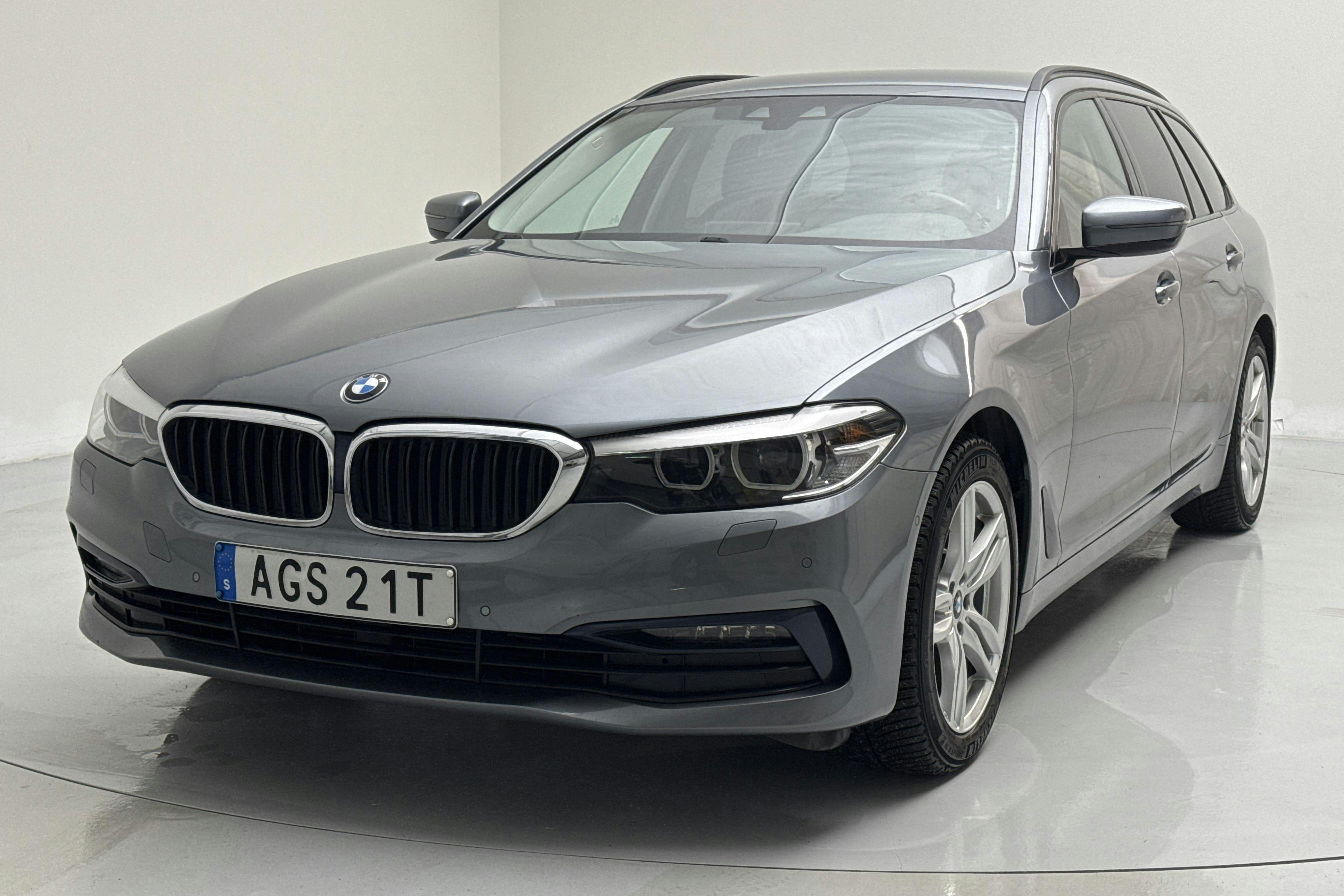 Presentationsfoto 1 av 18: BMW 520d xDrive Touring MHEV, G31 (190hk) - 8 547 mil - Automat - blå - 2020