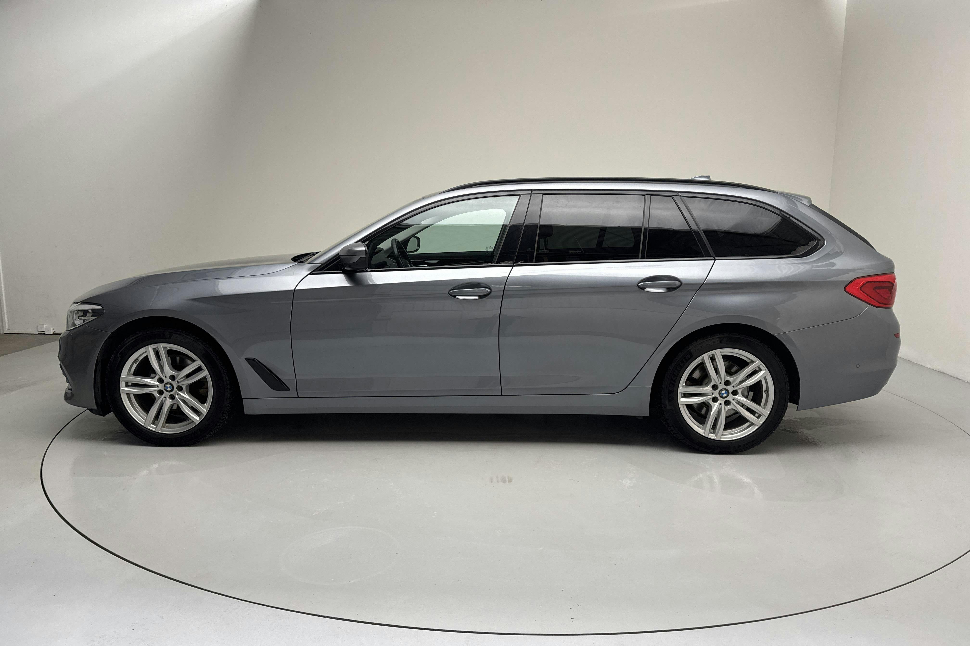 Presentationsfoto 2 av 18: BMW 520d xDrive Touring MHEV, G31 (190hk) - 8 547 mil - Automat - blå - 2020