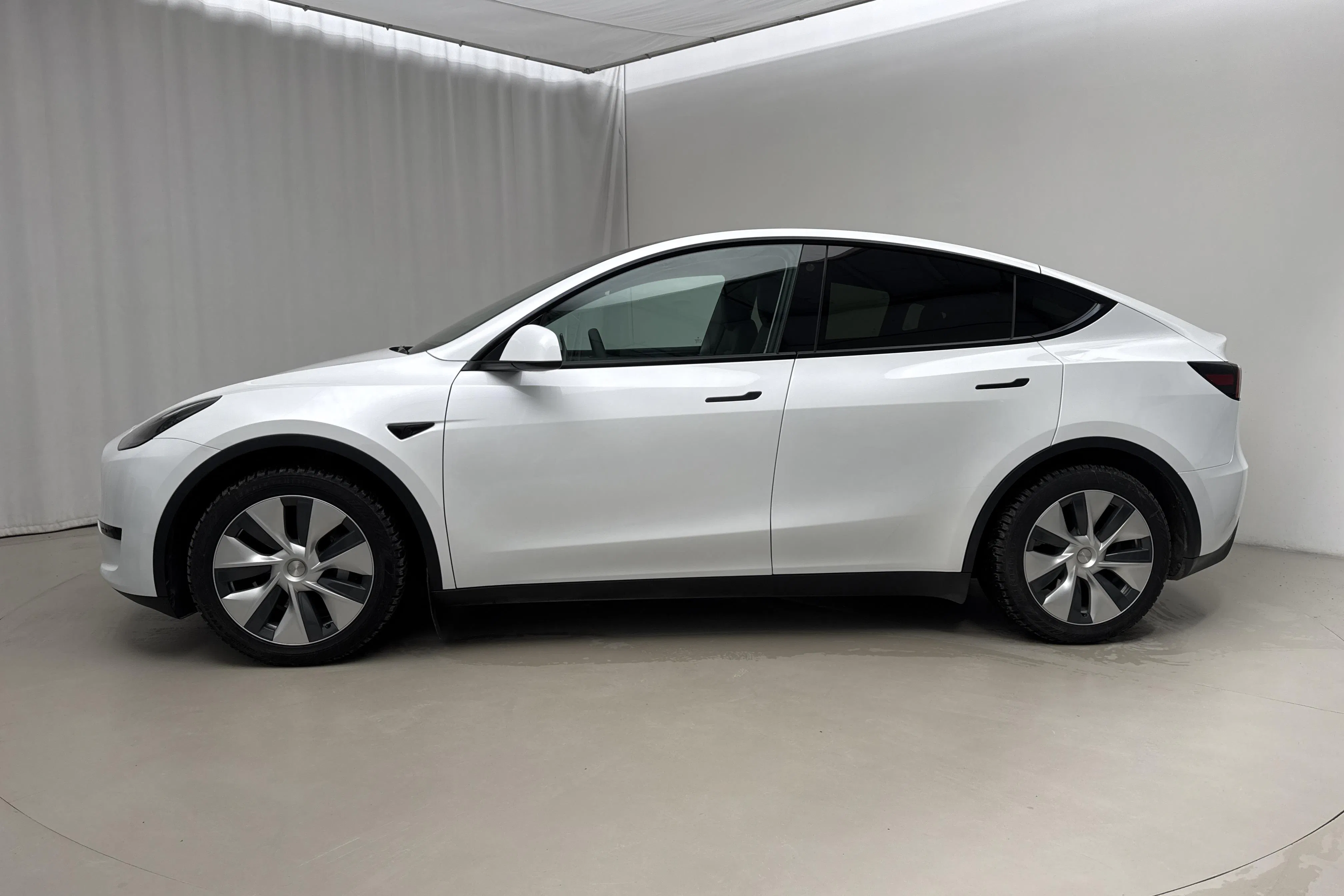 Presentation photo 2 of 23: Tesla Model Y RWD - 51 290 km - Automatic - white - 2023
