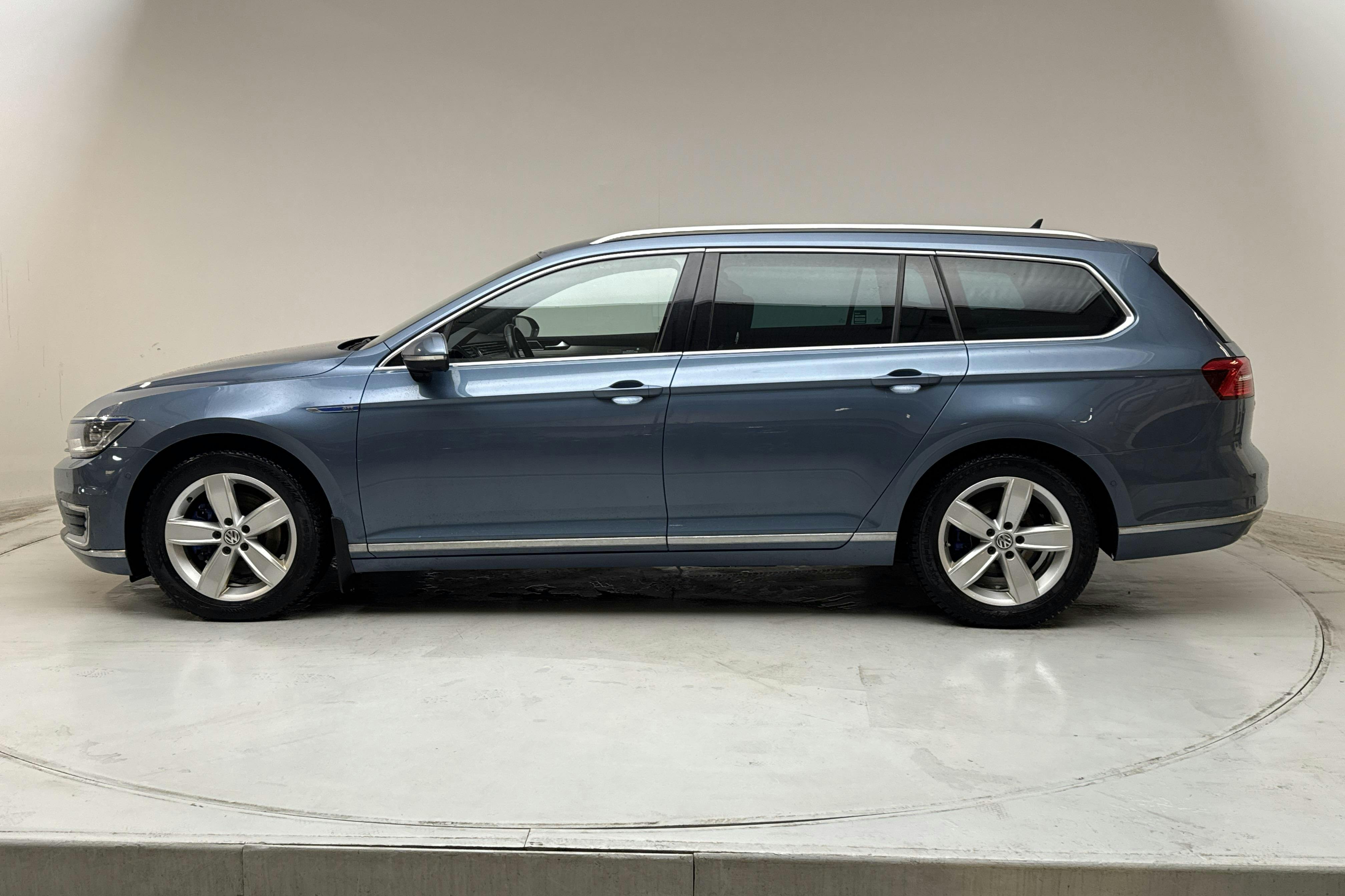 Presentationsfoto 2 av 15: VW Passat 1.4 Plug-in-Hybrid Sportscombi (218hk) - 16 656 mil - Automat - blå - 2018
