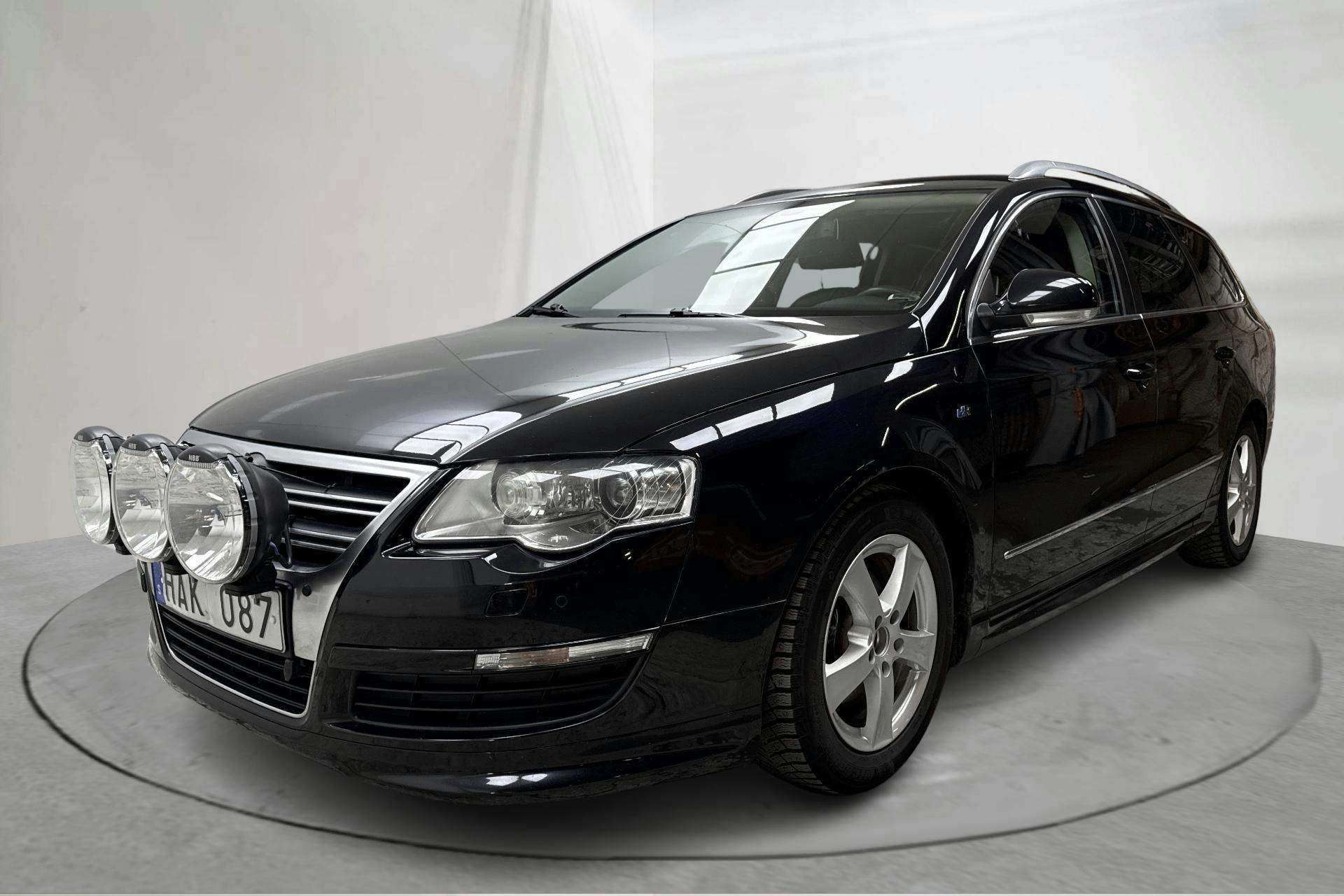 Presentationsfoto 1 av 14: VW Passat 2.0 TDI 4-Motion Variant (170hk) - 16 990 mil - Automat - svart - 2010