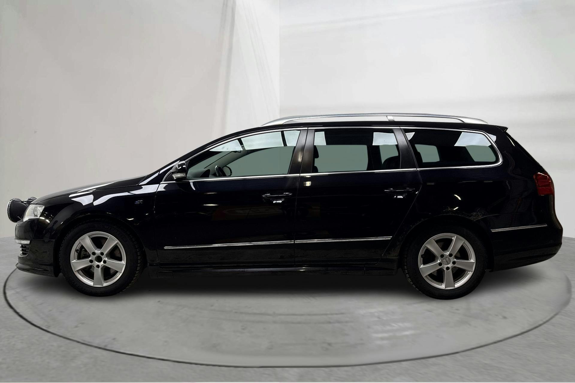 Presentationsfoto 2 av 14: VW Passat 2.0 TDI 4-Motion Variant (170hk) - 16 990 mil - Automat - svart - 2010