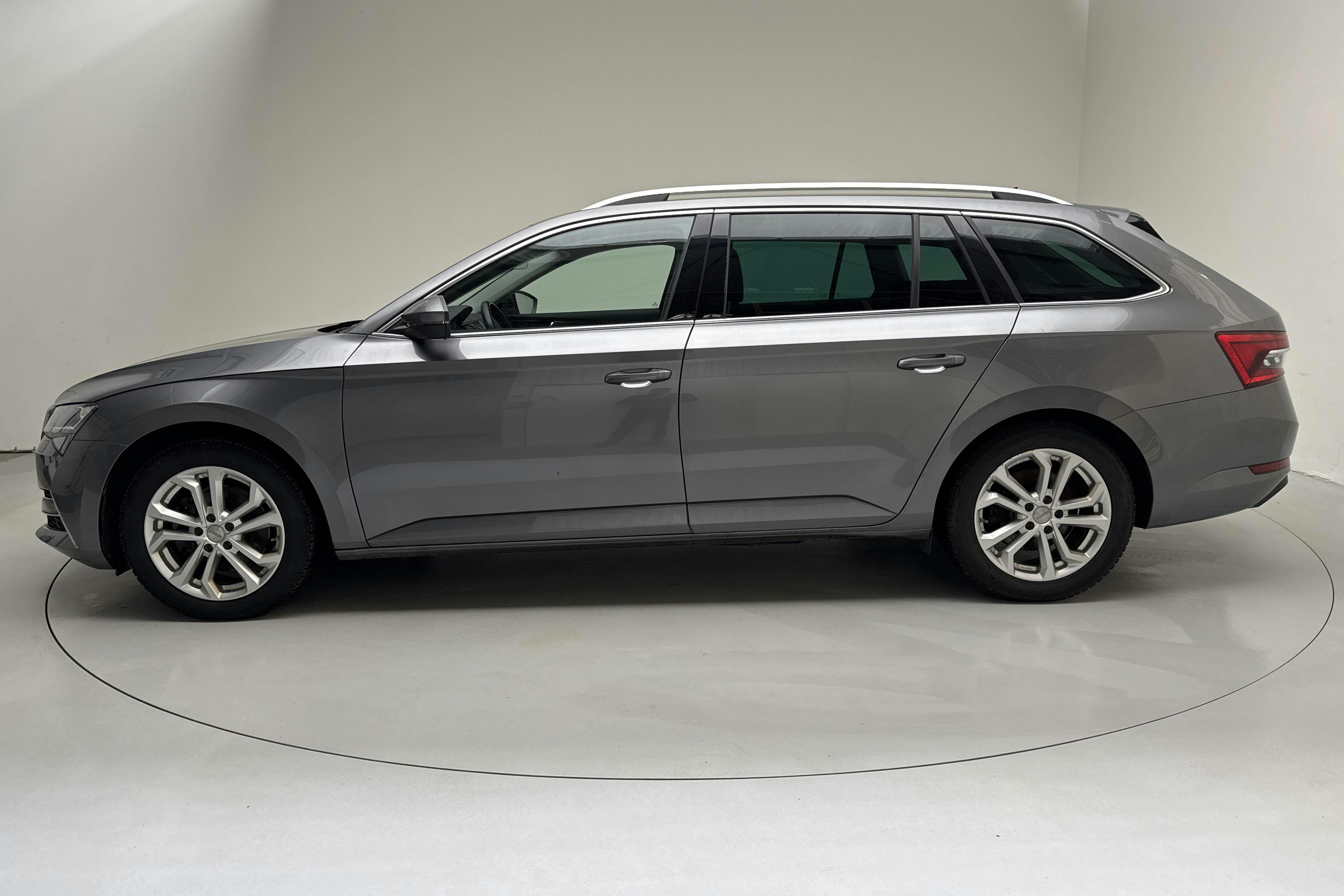 Presentationsfoto 2 av 18: Skoda Superb 1.4 TSI PHEV Kombi (218hk) - 10 546 mil - Automat - grå - 2023