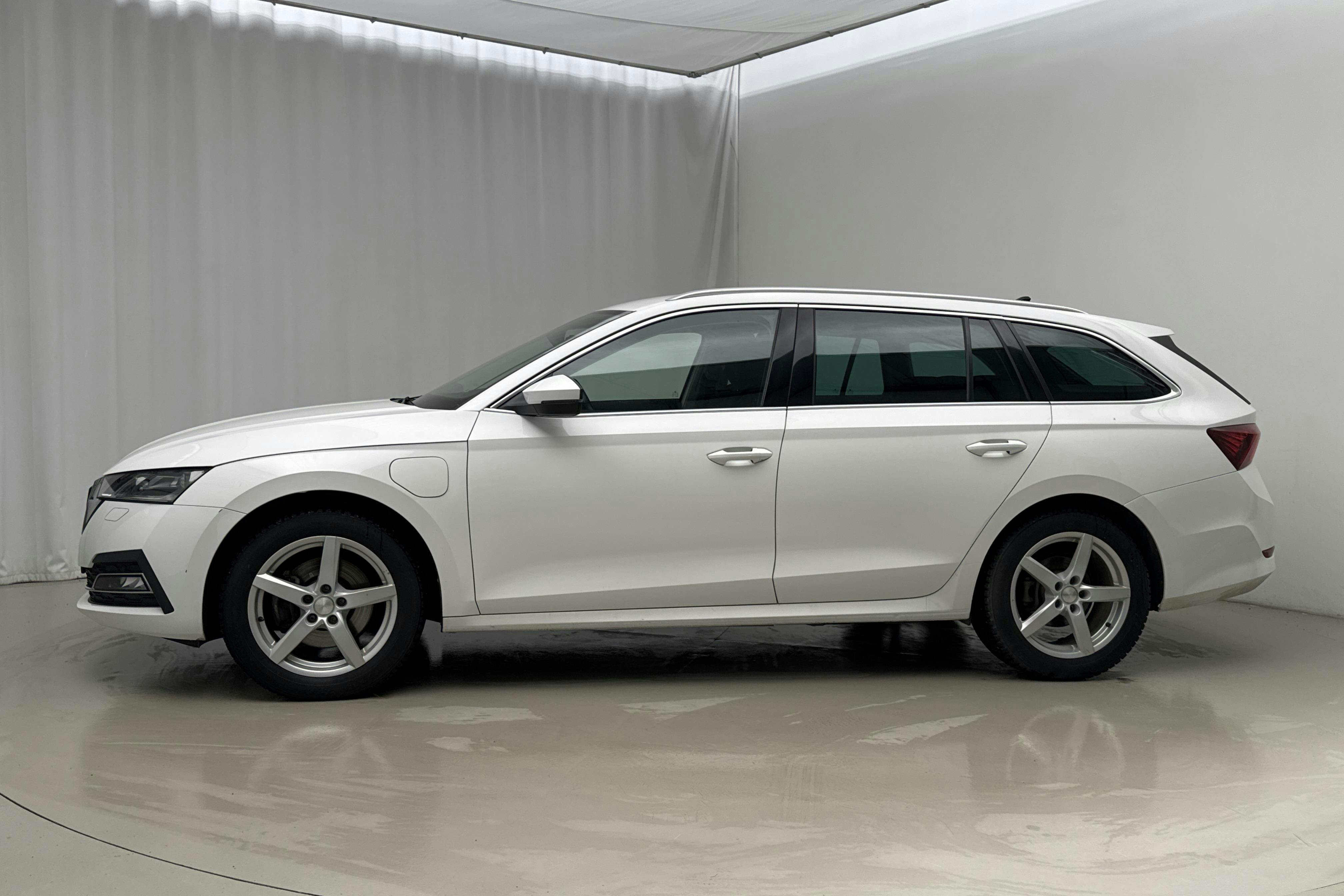 Presentation photo 2 of 21: Skoda Octavia 1.4 iV PHEV Combi (204hk) - 94 900 km - Automatic - white - 2022