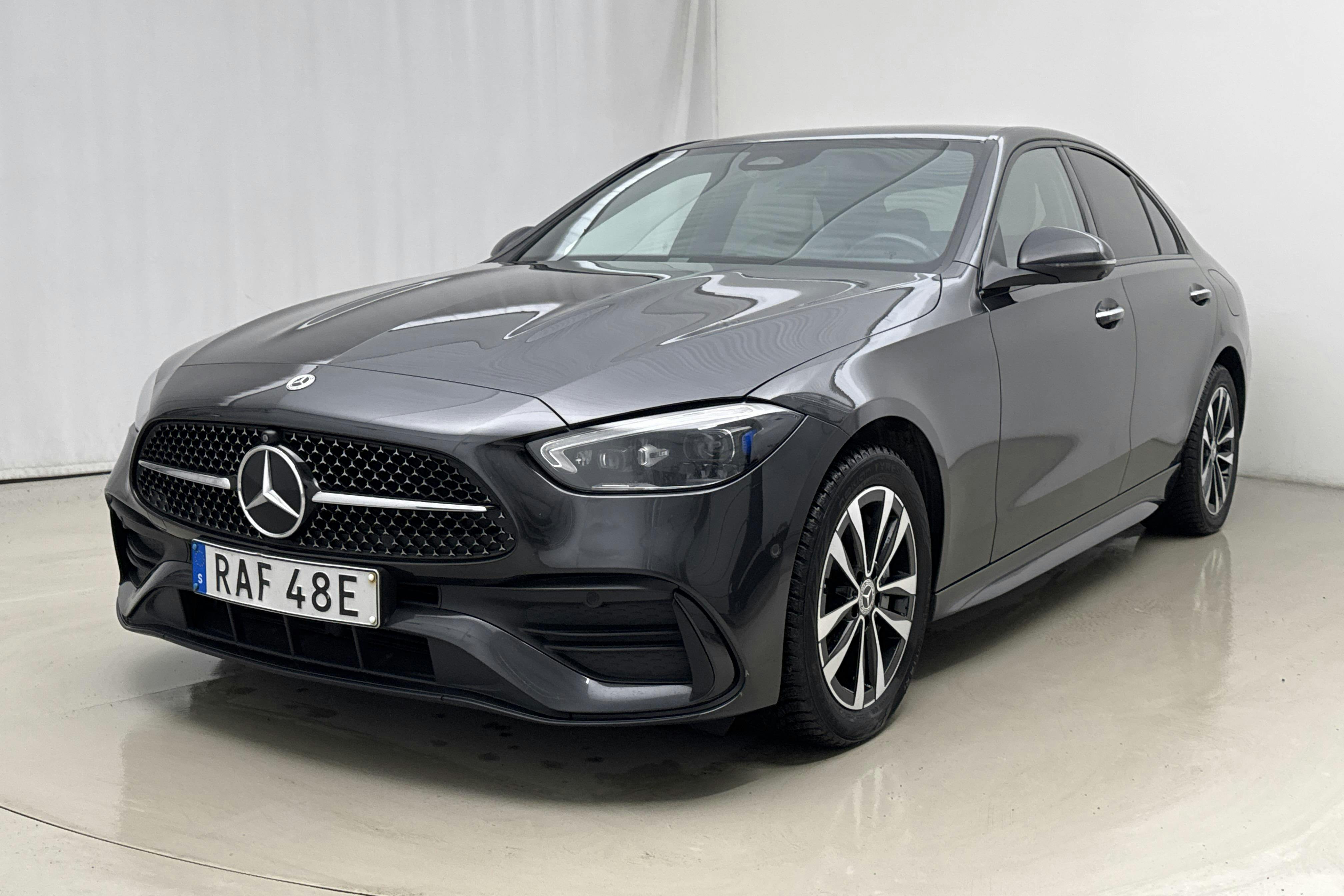 Presentationsfoto 1 av 23: Mercedes C 300 e Sedan W206 (333hk) - 11 977 mil - Automat - grå - 2023