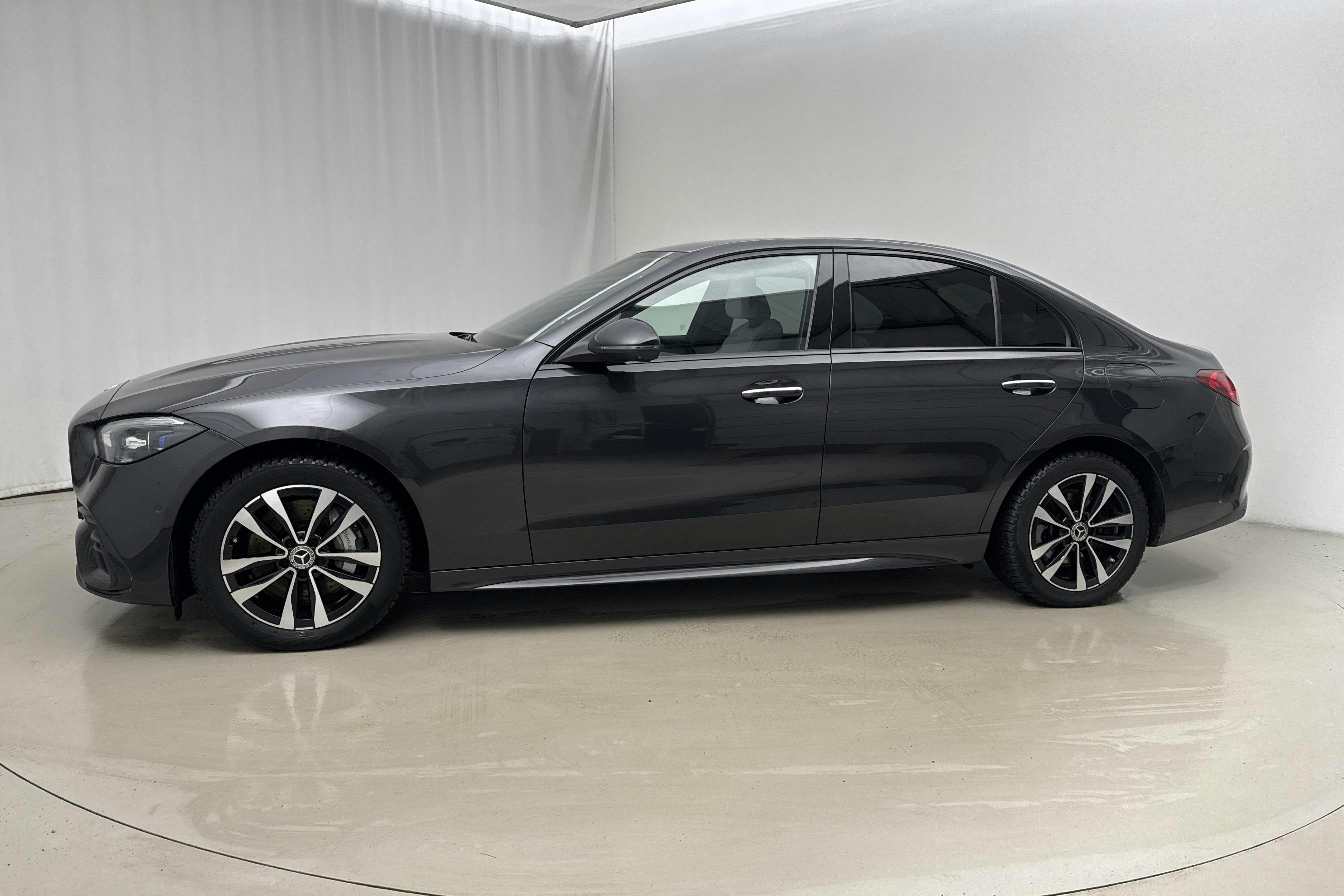 Presentationsfoto 2 av 23: Mercedes C 300 e Sedan W206 (333hk) - 11 977 mil - Automat - grå - 2023