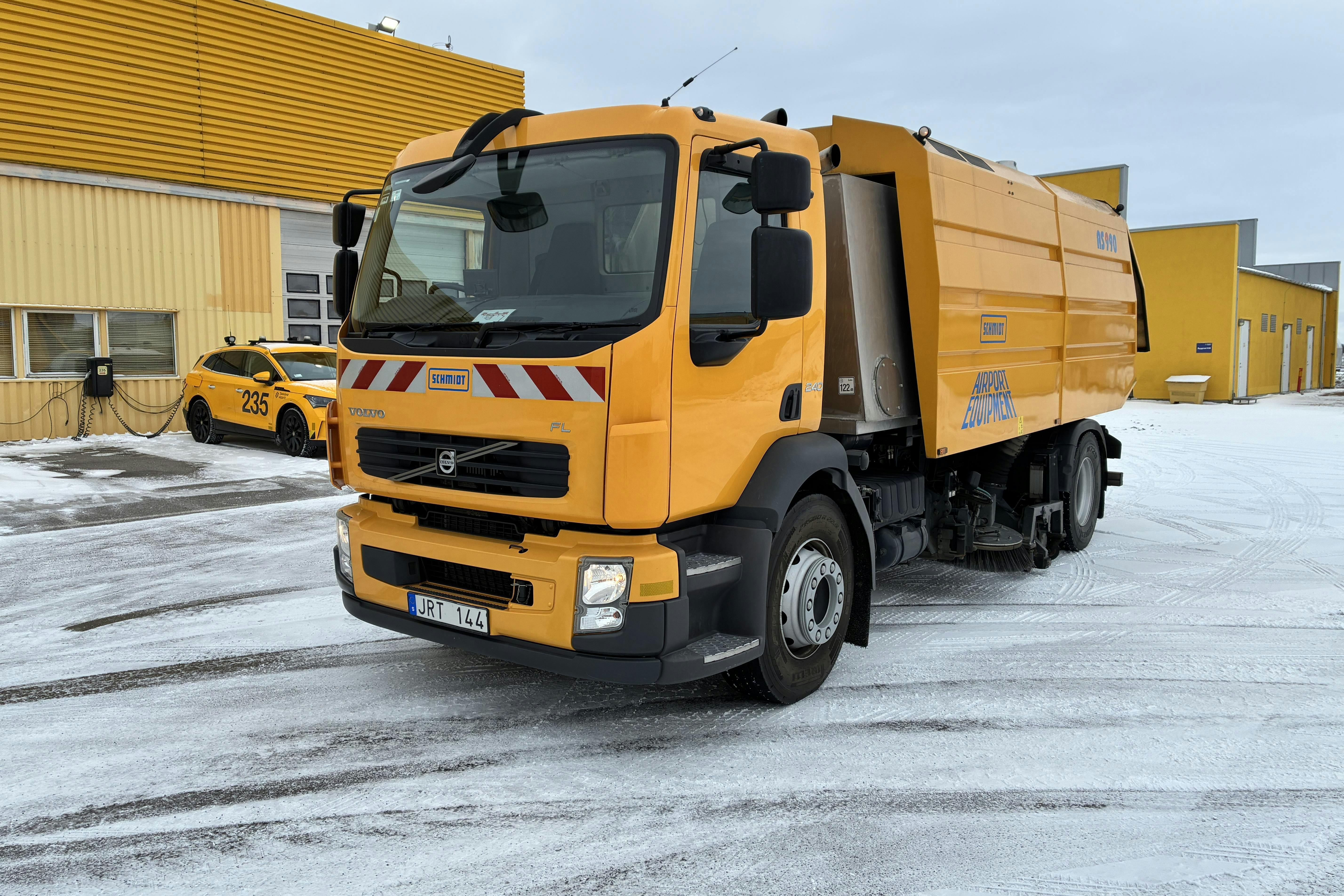 Presentationsfoto 1 av 71: Volvo FL240 (Schmidt AS 990 Glykolsug) - 19 509 km - Automat - gul - 2009