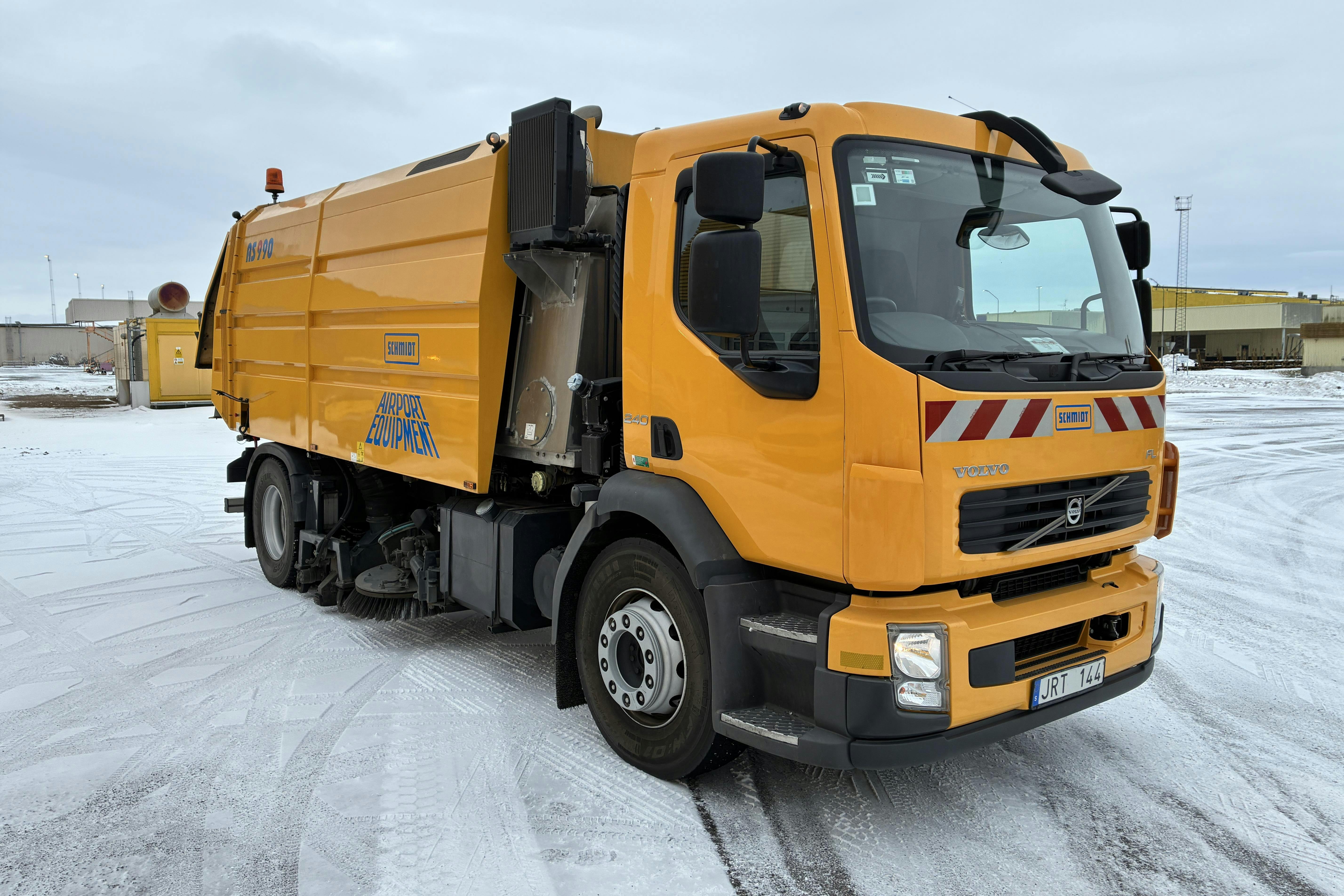 Presentationsfoto 2 av 71: Volvo FL240 (Schmidt AS 990 Glykolsug) - 19 509 km - Automat - gul - 2009