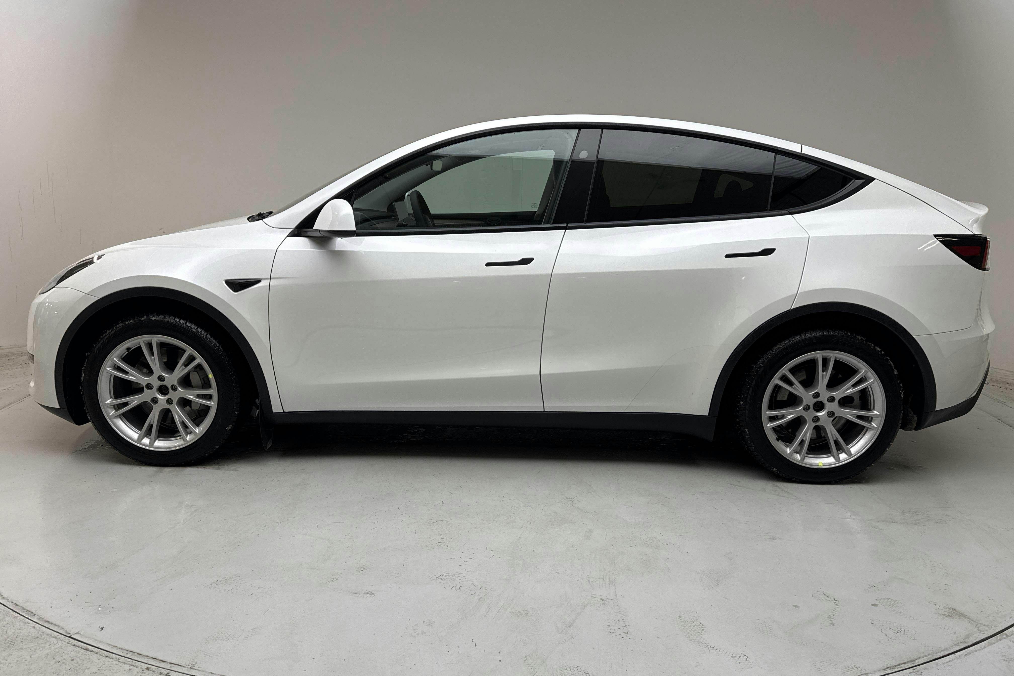 Presentationsfoto 2 av 18: Tesla Model Y Long Range Dual Motor AWD - 2 786 mil - Automat - vit - 2024