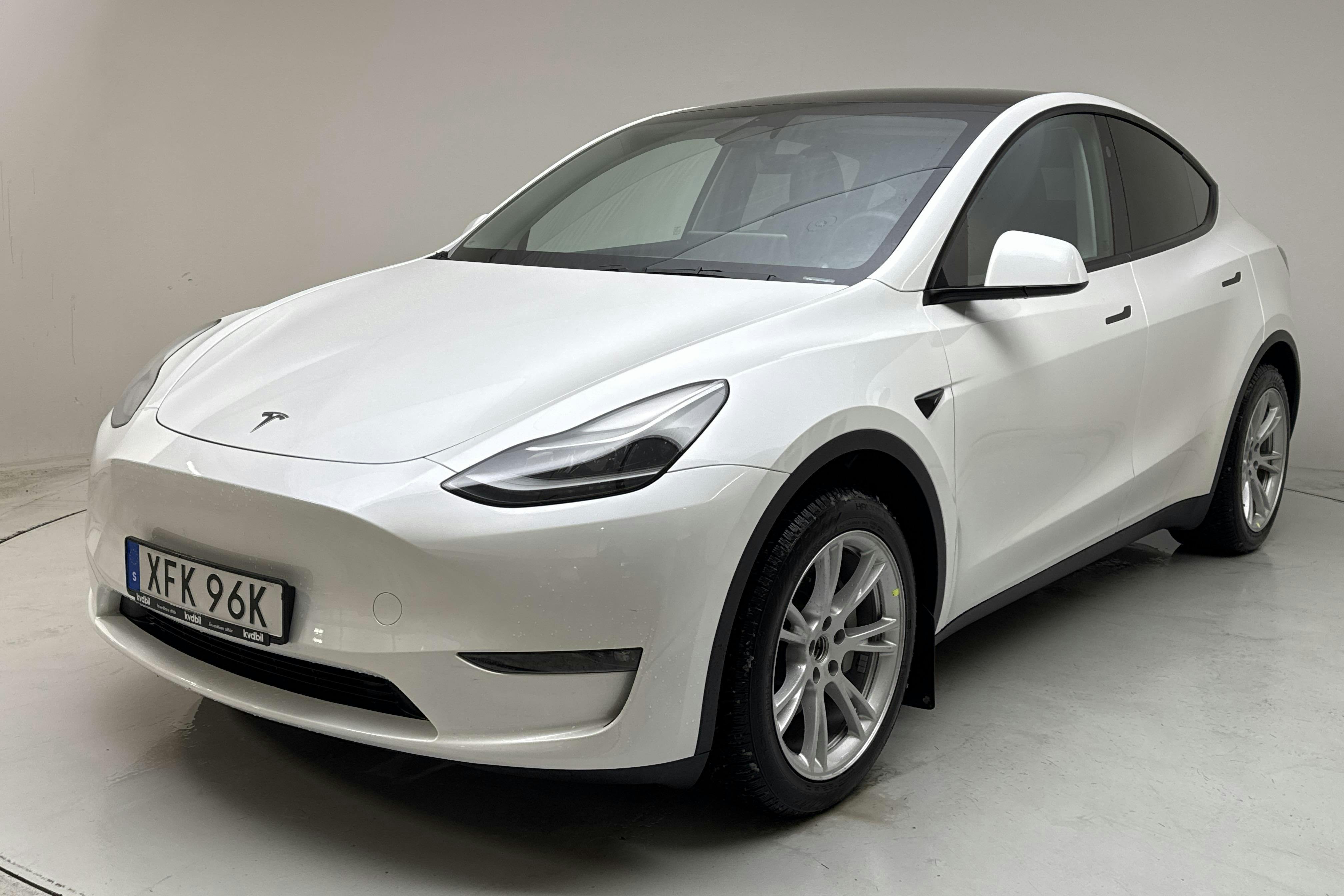 Presentationsfoto 1 av 18: Tesla Model Y Long Range Dual Motor AWD - 2 786 mil - Automat - vit - 2024