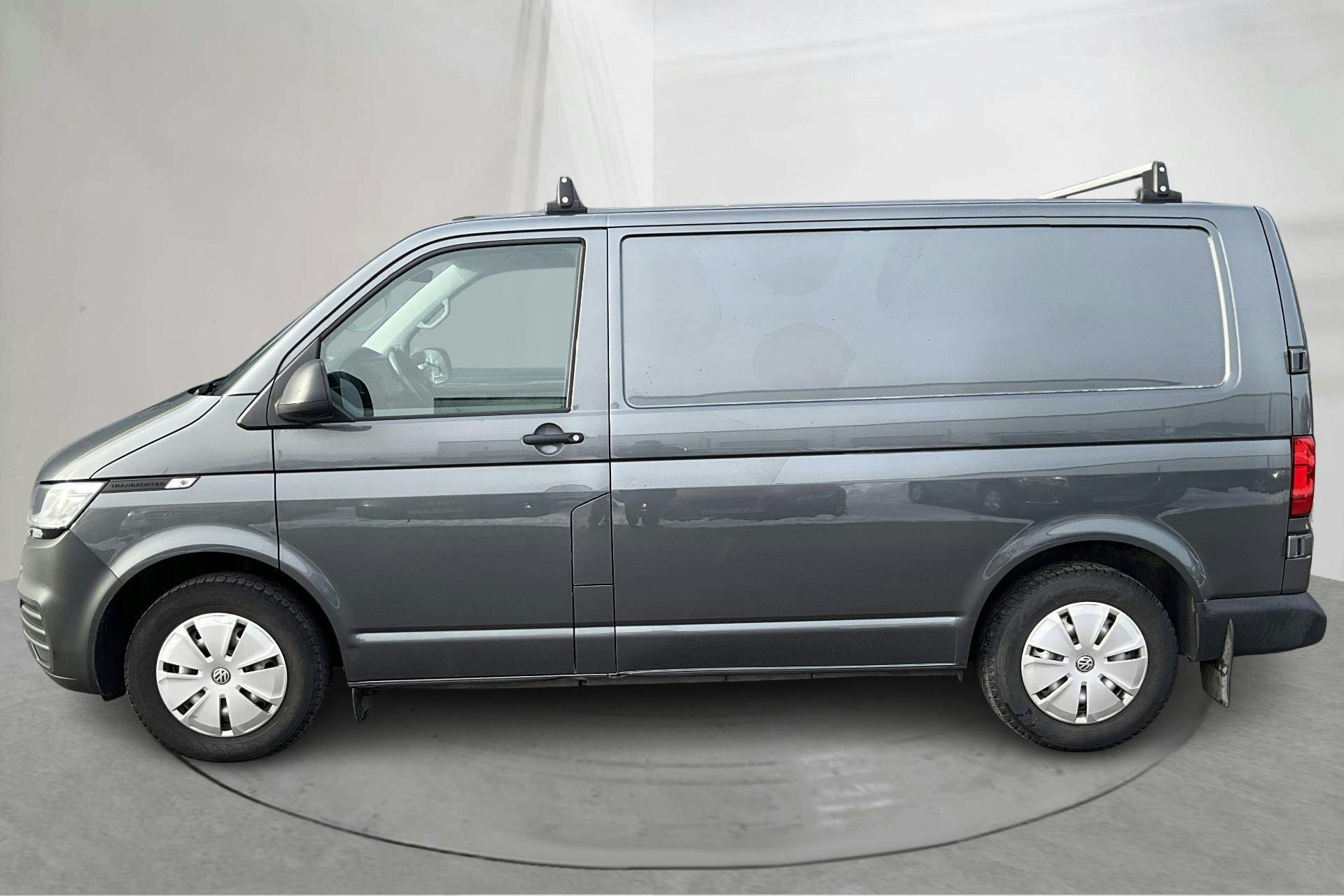 Esitlusfoto 2 aadressil 17: VW Transporter T6.1 Skåp TDI (150hk) - 141 940 km - Automaatne - hall - 2021