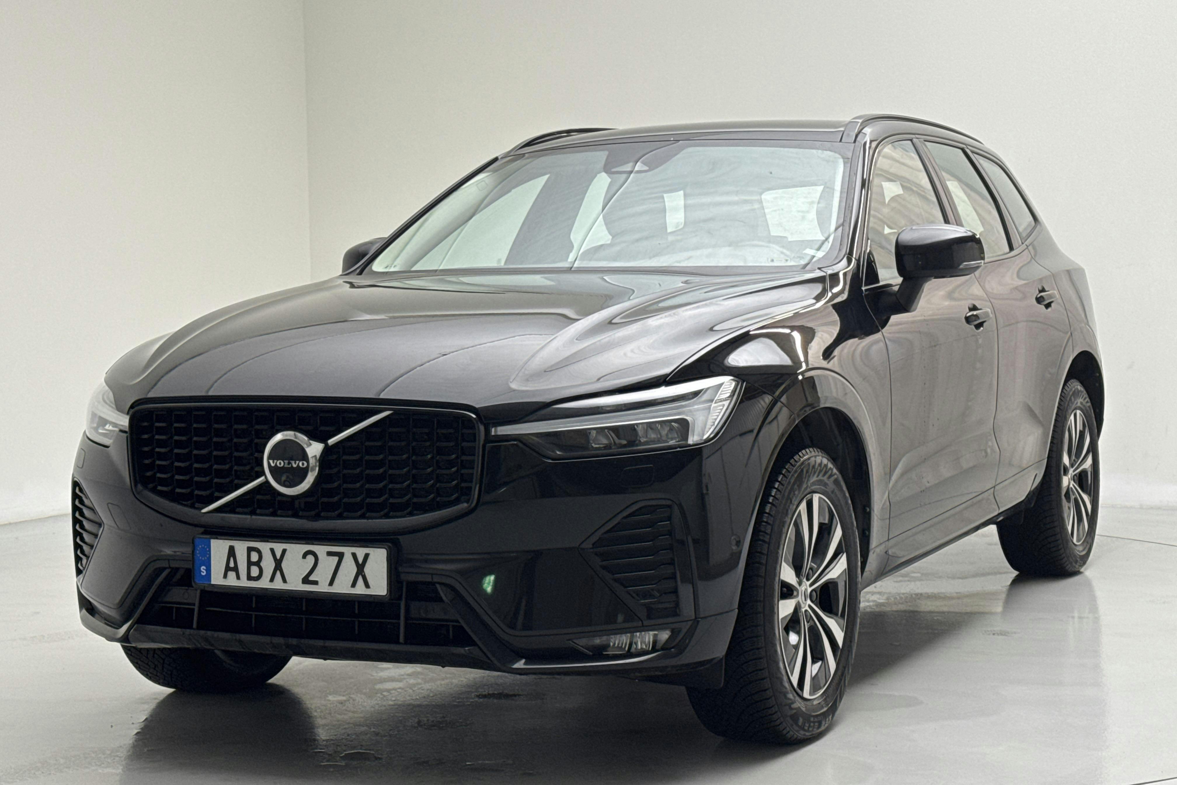 Presentationsfoto 1 av 17: Volvo XC60 B5 AWD Mildhybrid, Bensin (250hk) - 13 763 mil - Automat - svart - 2023