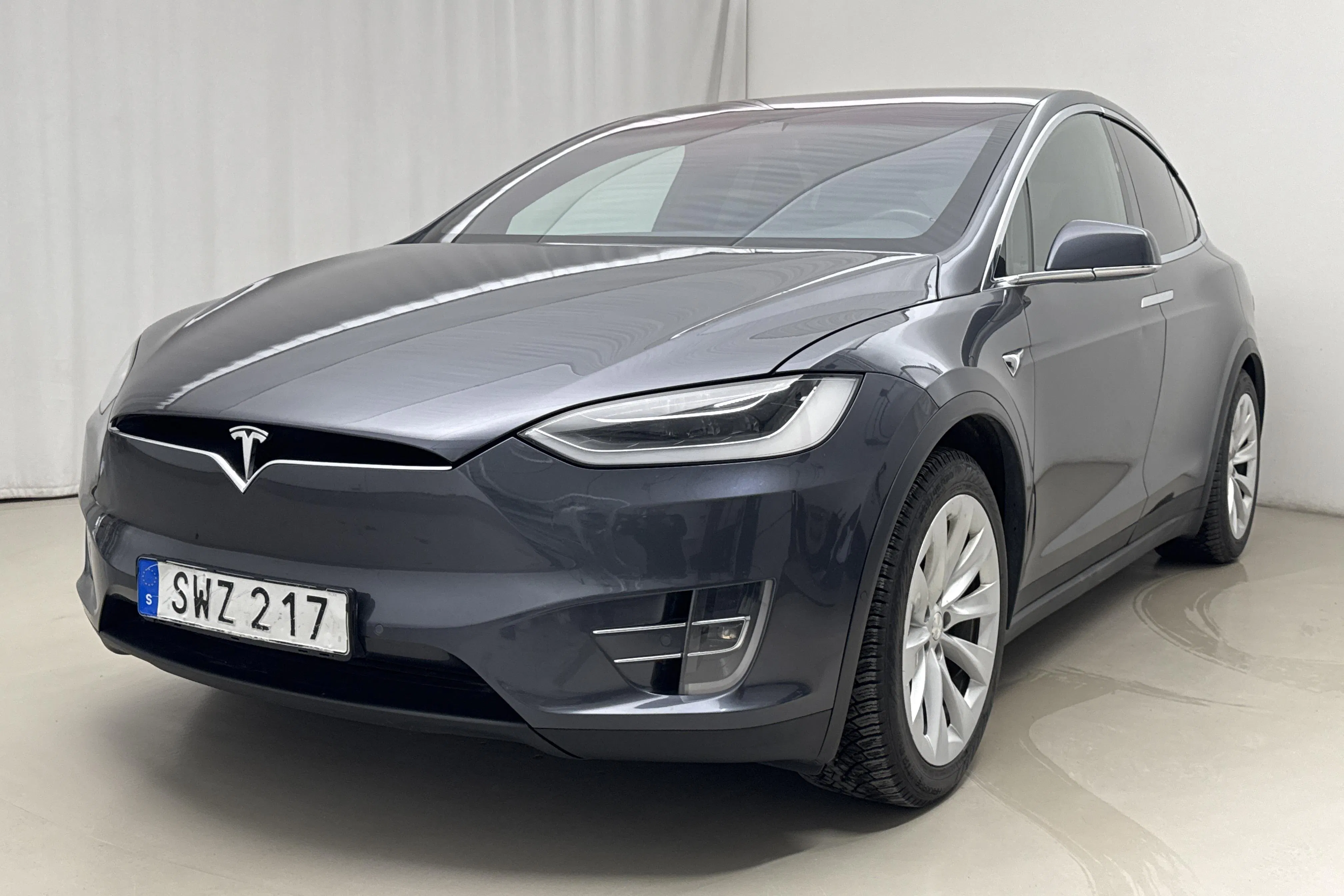 Presentationsfoto 1 av 26: Tesla Model X 100D - 17 304 mil - Automat - grå - 2018