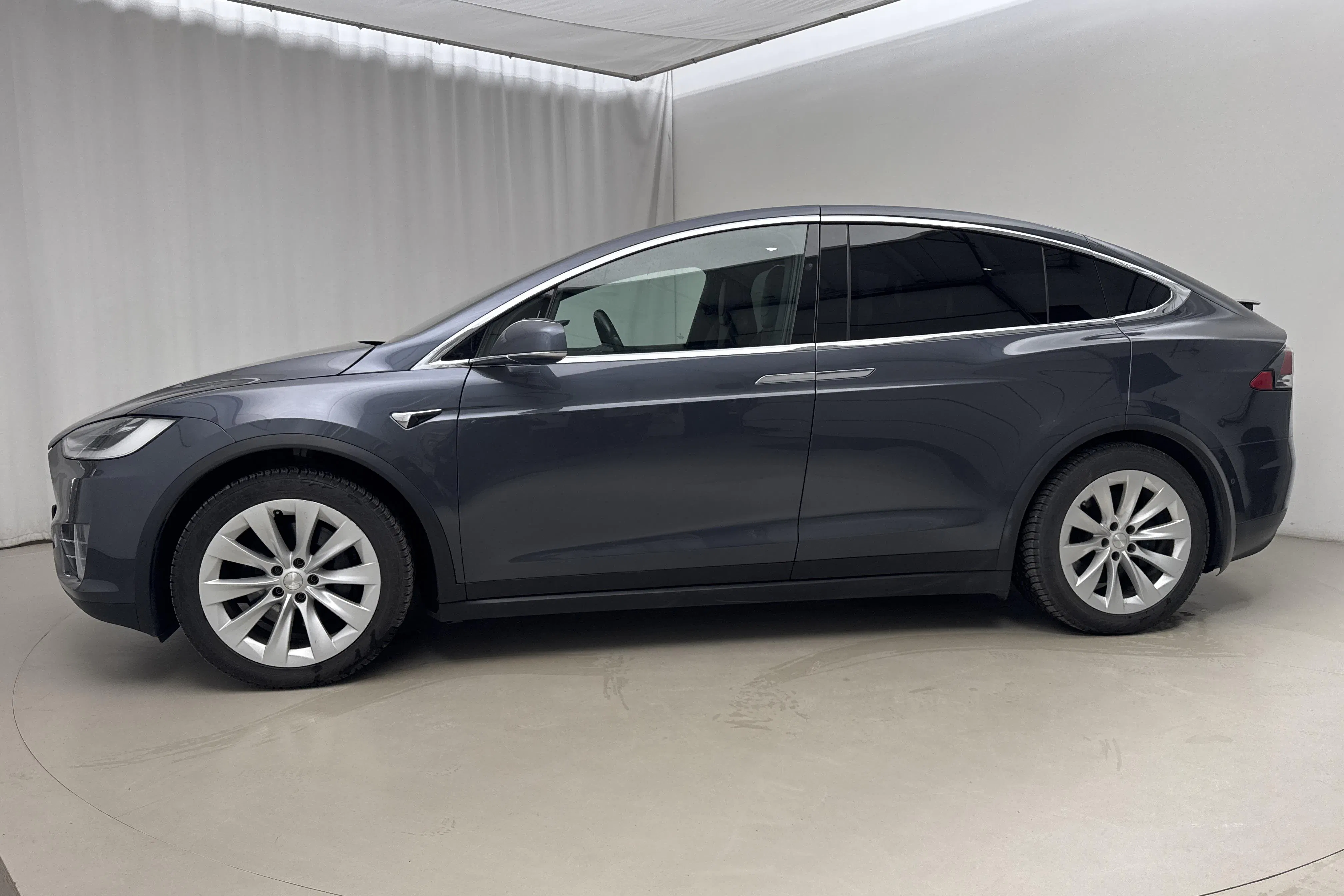 Presentationsfoto 2 av 26: Tesla Model X 100D - 17 304 mil - Automat - grå - 2018