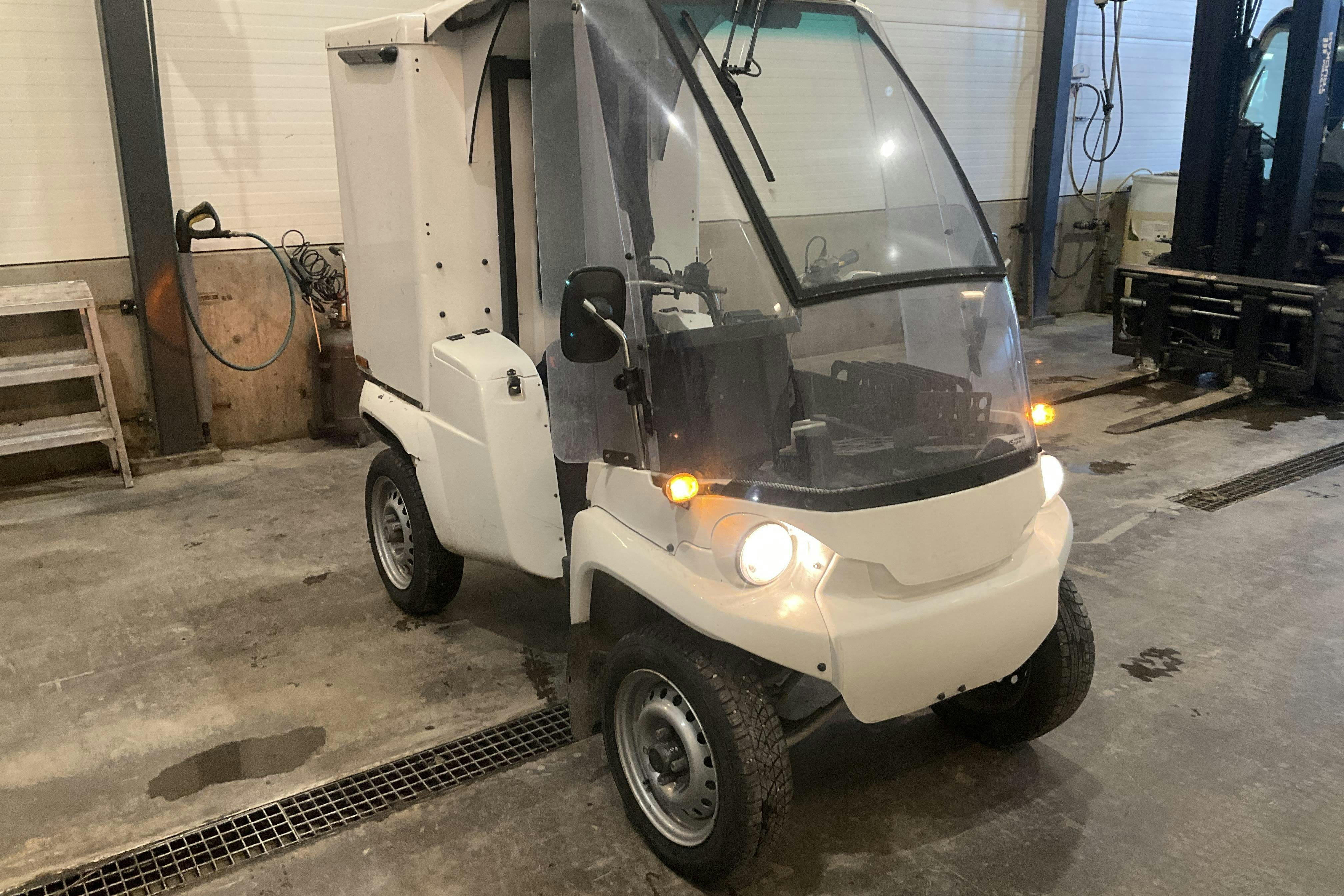 Presentation photo 2 of 15: PAXSTER Cargo EDV 1601 - 359 350 km - Automatic - white - 2018