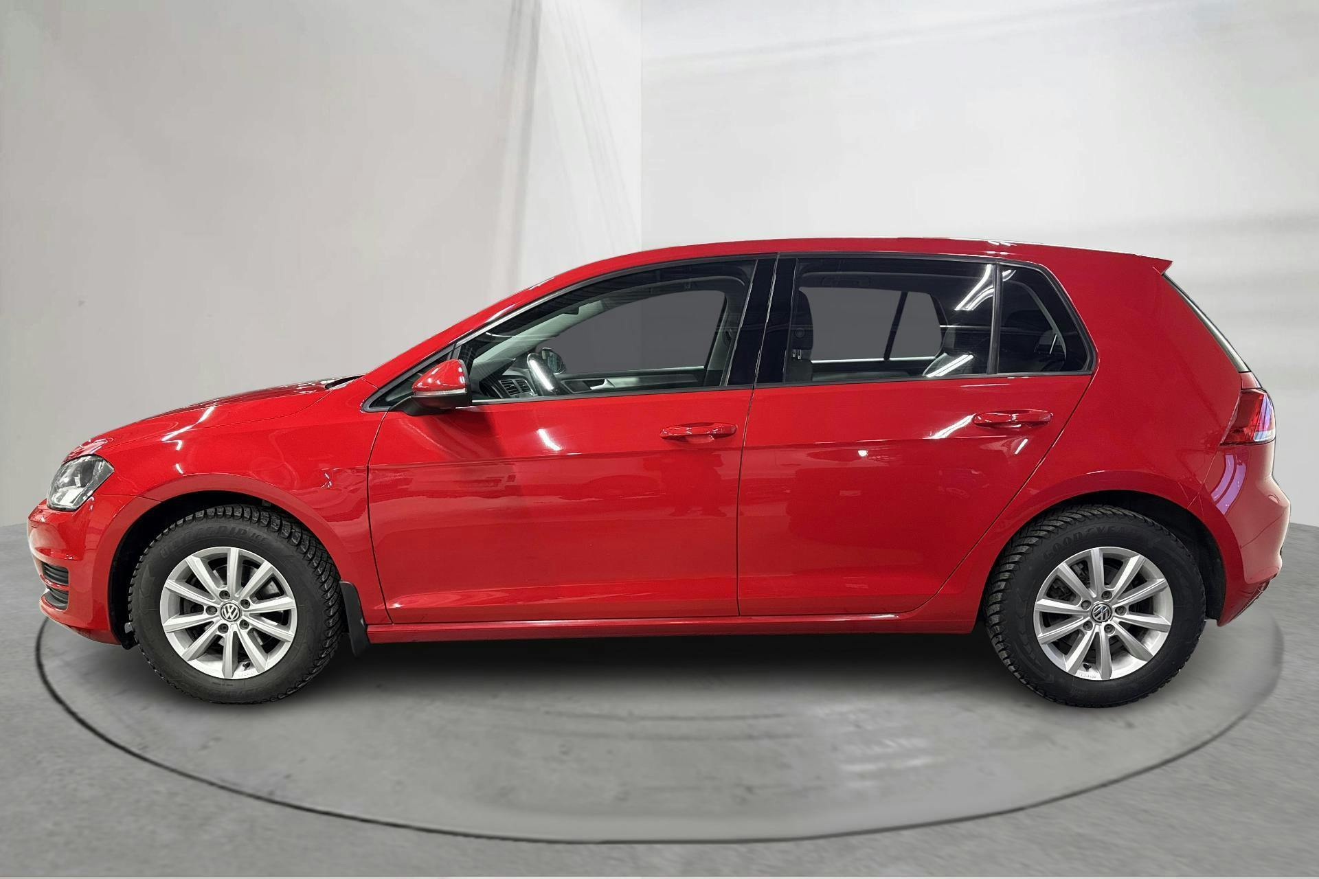 Presentationsfoto 2 av 13: VW Golf VII 1.2 TSI 5dr (110hk) - 15 941 mil - Manuell - röd - 2017