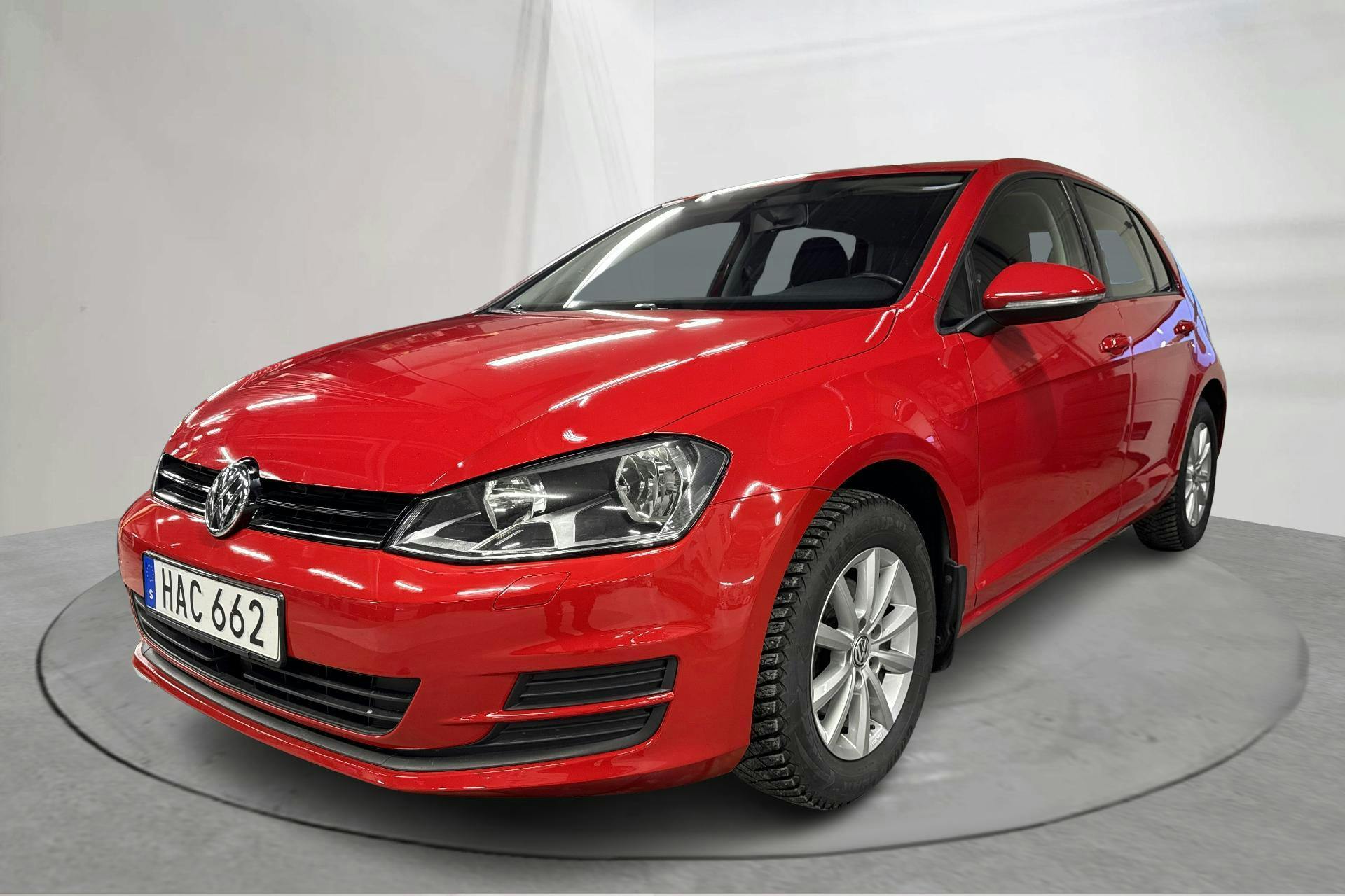 Presentationsfoto 1 av 13: VW Golf VII 1.2 TSI 5dr (110hk) - 15 941 mil - Manuell - röd - 2017