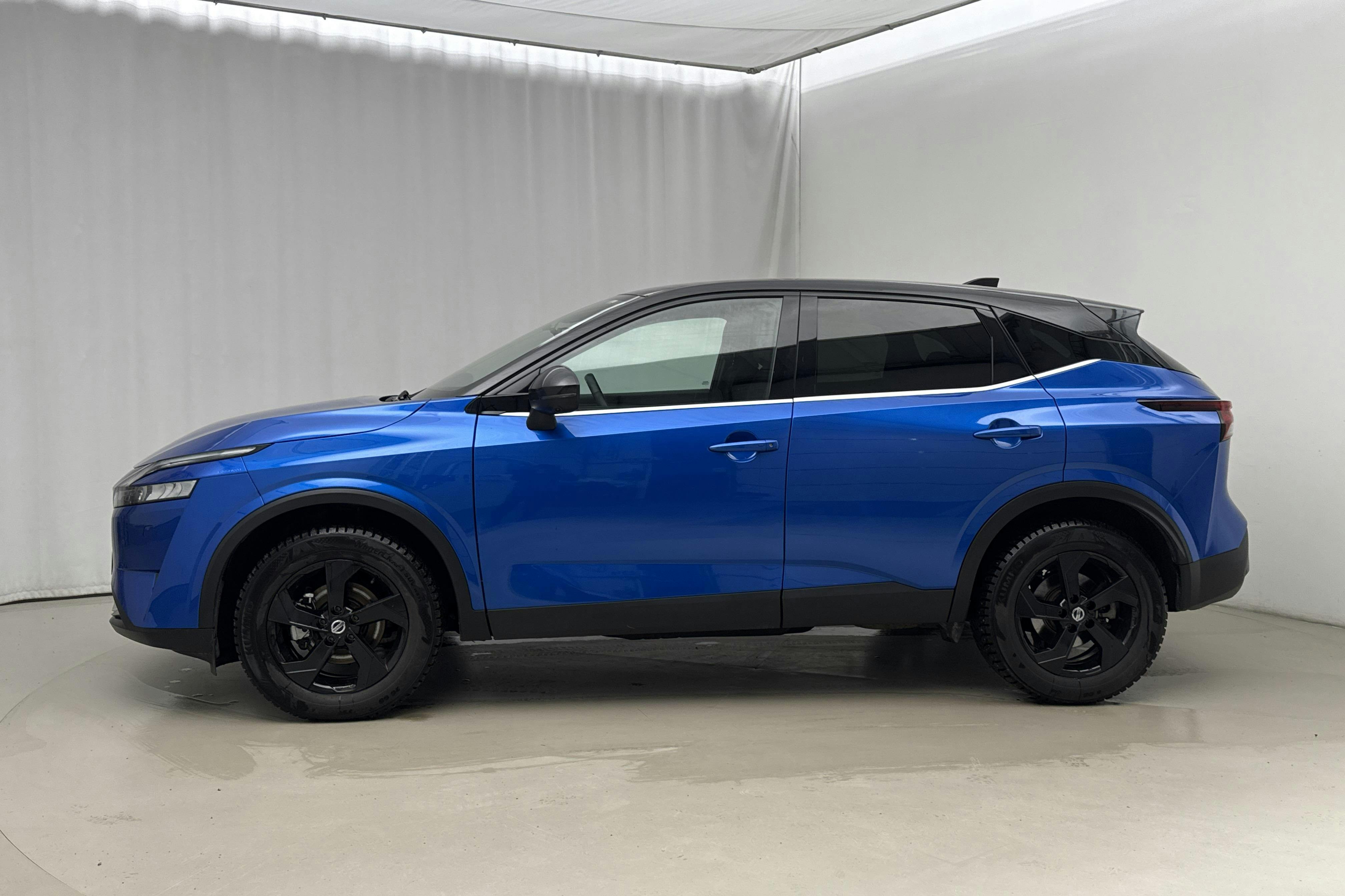 Præsentationsfoto 2 af 14: Nissan Qashqai 1.3 MHEV (158hk) - 28 110 kilometer - Salgsautomat - Blå farve - 2023