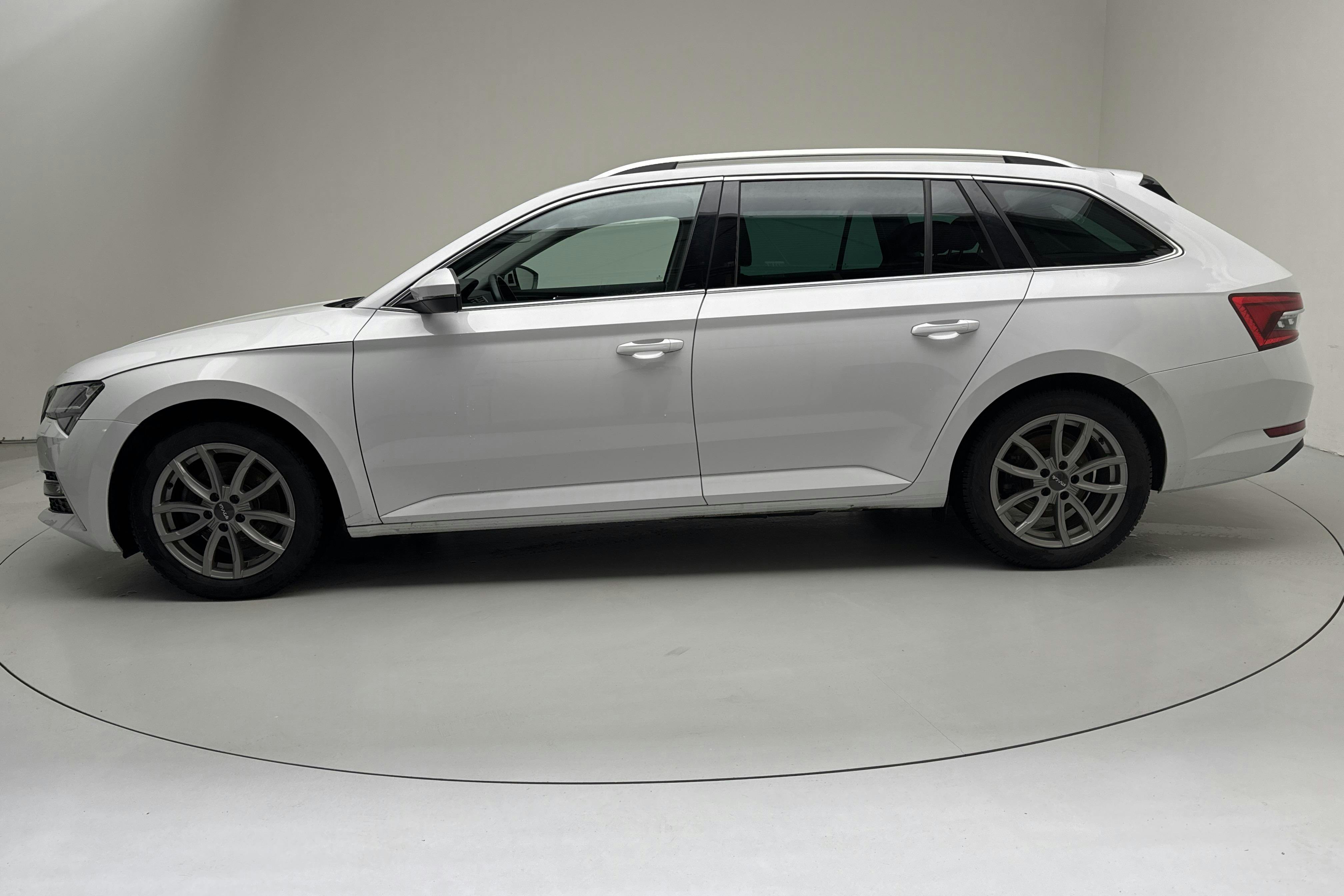 Presentationsfoto 2 av 19: Skoda Superb 1.4 TSI PHEV Kombi (218hk) - 7 023 mil - Automat - vit - 2022