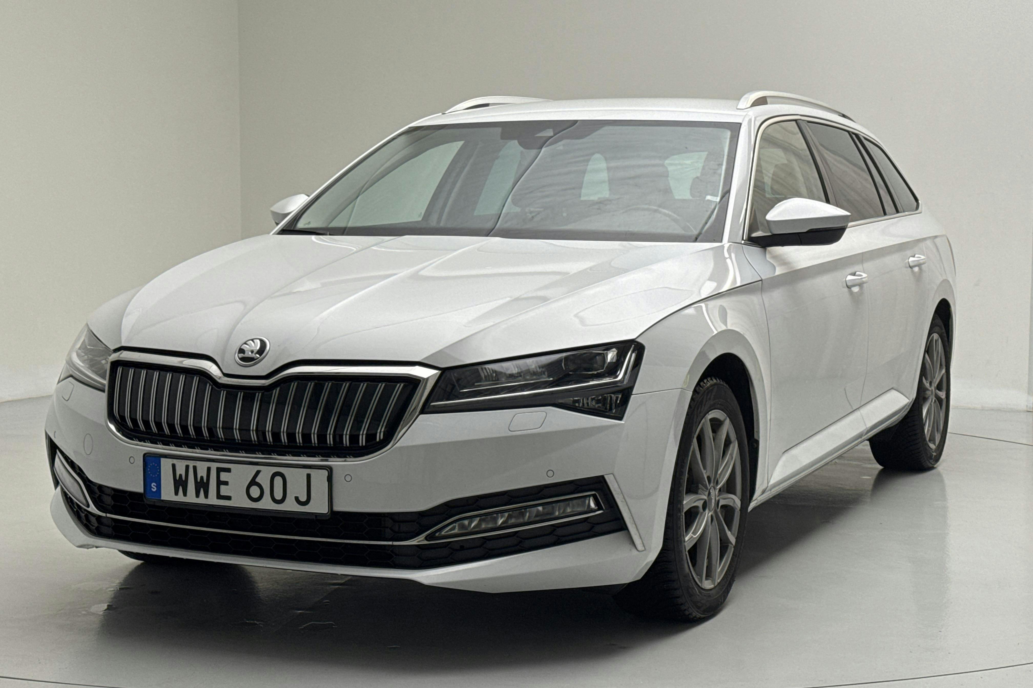 Presentationsfoto 1 av 19: Skoda Superb 1.4 TSI PHEV Kombi (218hk) - 7 023 mil - Automat - vit - 2022