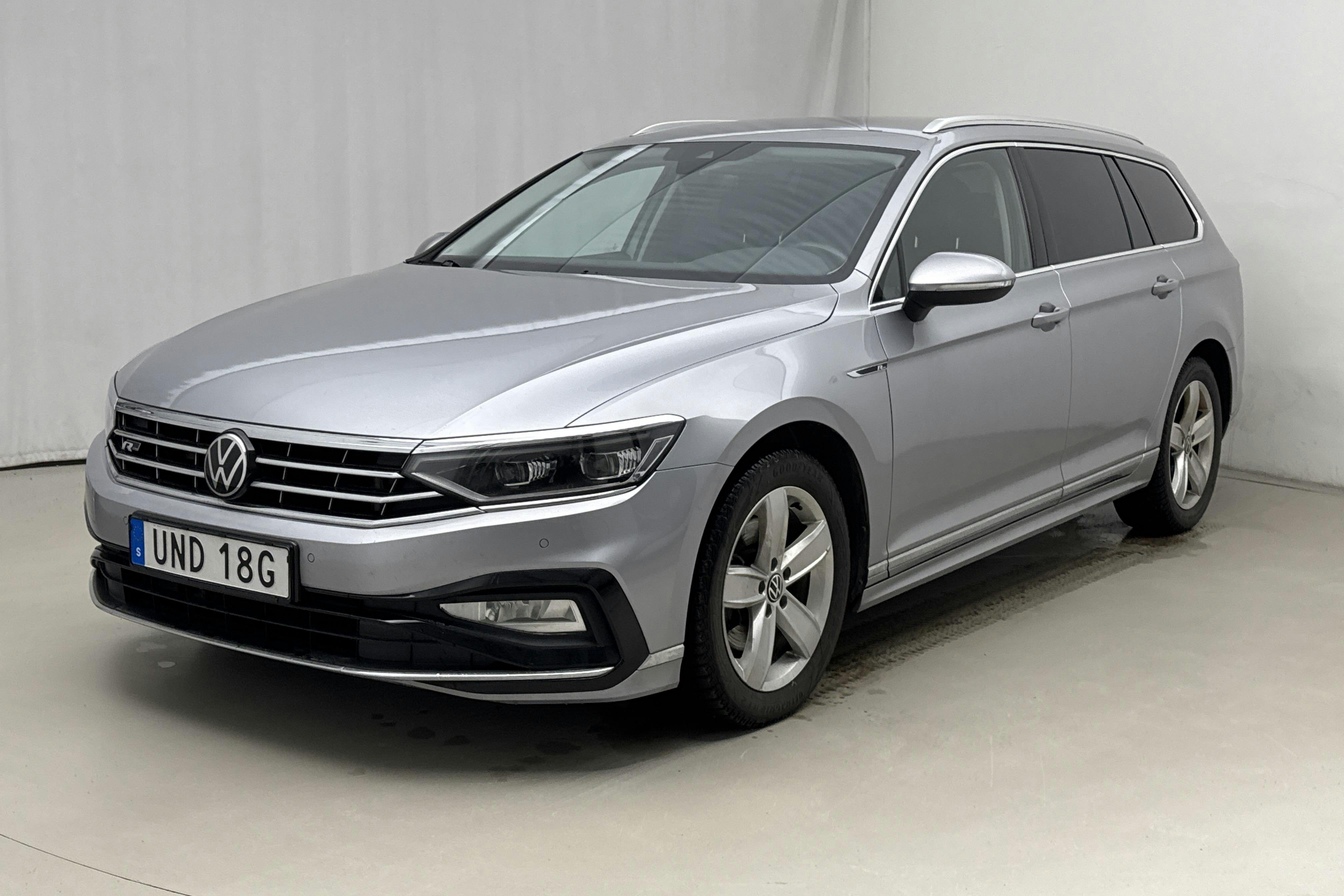 Presentation photo 1 of 16: VW Passat 2.0 TDI Sportscombi 4Motion (200hk) - 121 650 km - Automatic - silver - 2022