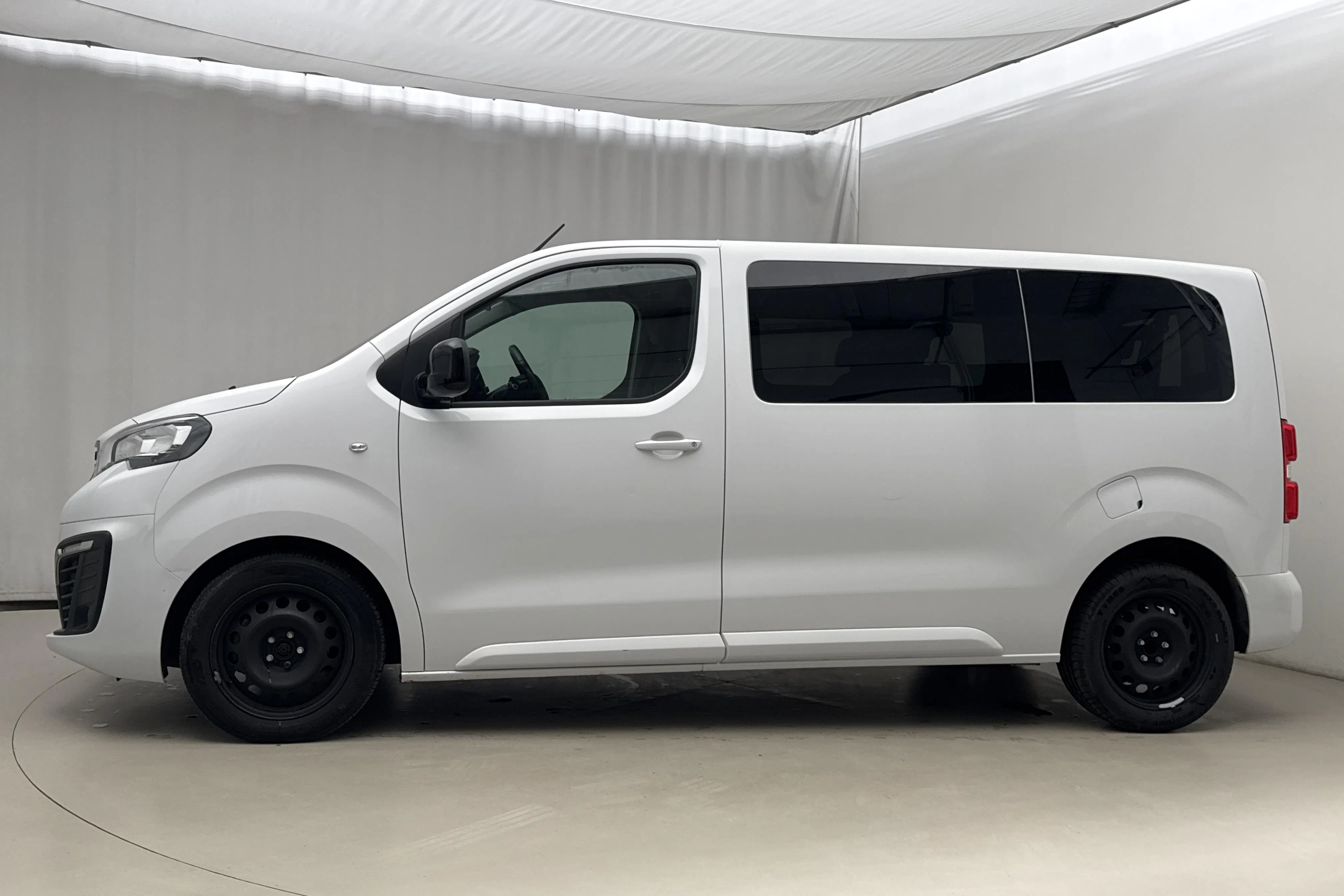 Presentationsfoto 2 av 18: Peugeot Traveller BlueHDi (140hk) - 9 912 mil - Automat - vit - 2022