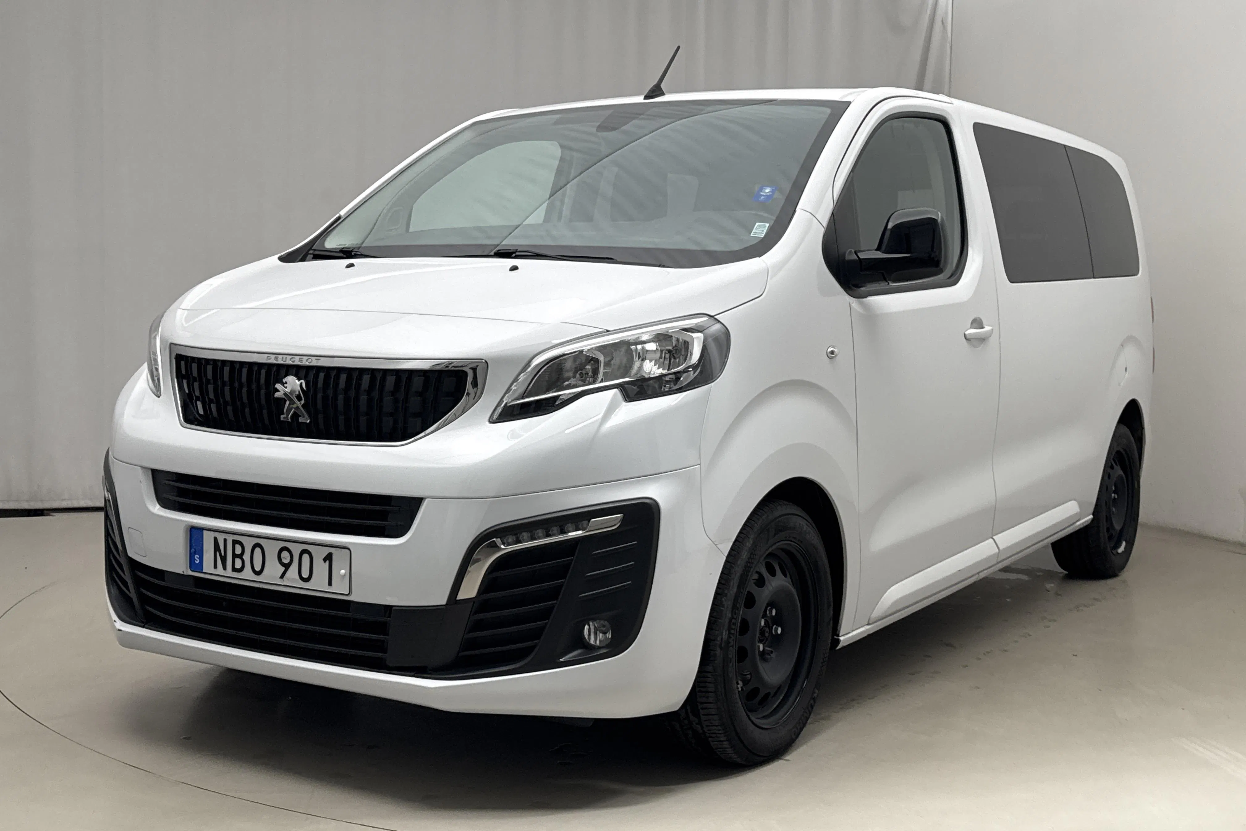 Presentationsfoto 1 av 18: Peugeot Traveller BlueHDi (140hk) - 9 912 mil - Automat - vit - 2022