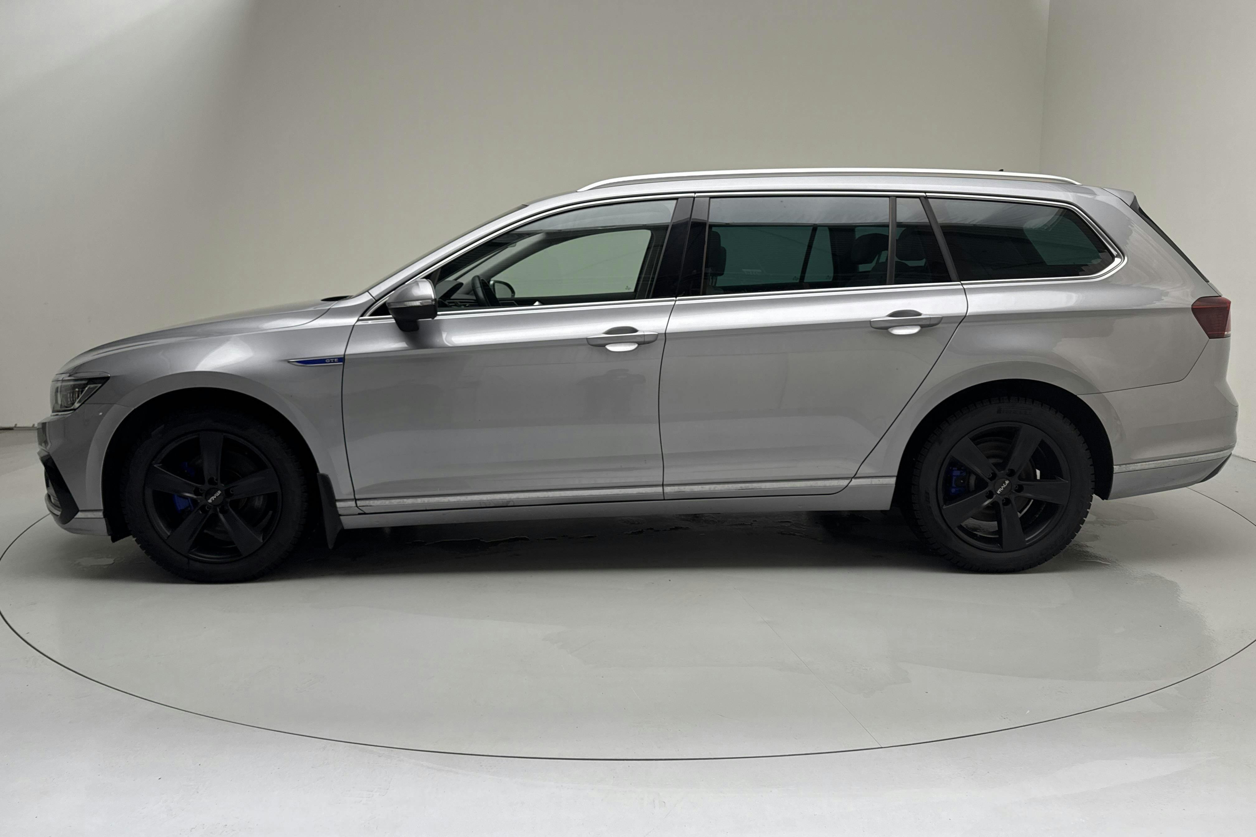 Presentationsfoto 2 av 18: VW Passat 1.4 GTE Sportscombi (218hk) - 8 159 mil - Automat - silver - 2021